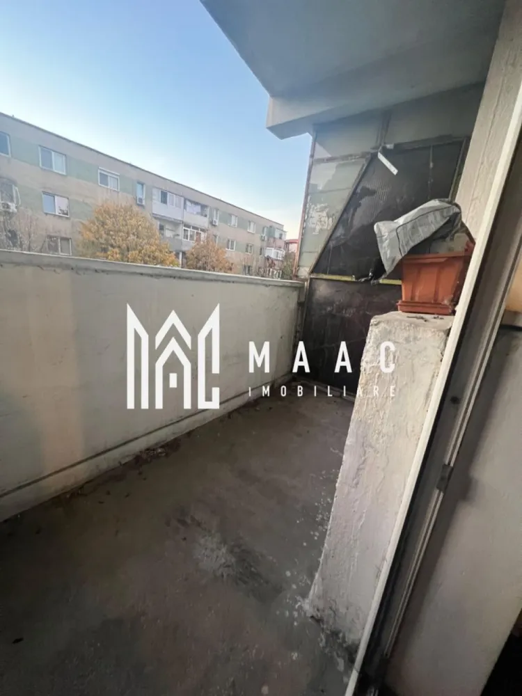 Apartament 4 camere - Apartament 4 camere – Zona Tic-Tac, Ostroveni | Etaj 2/10 | MAAC Imobiliare MAAC Imobiliare vă propune spre închiriere un apartament spațios cu 4 camere, situat în cartierul Ostroveni, zona Tic-Tac, una dintre cele mai căutate și bine poziționate zone ale orașului Râmnicu Vâlcea. Locuința se află la etajul 2 din 10, într-un bloc dotat cu lift, oferind confort și accesibilitate pentru orice categorie de chiriași. Caracteristici principale: * Compartimentare: decomandat * Etaj: 2/10 * Centrala termică proprie – confort termic și costuri reduse * Se închiriază mobilat și utilat, exact ca în pozele de prezentare * Imobil curat, bine întreținut, ideal pentru familie sau cuplu Locație: Zona Tic-Tac – Ostroveni oferă acces facil către supermarketuri, farmacii, bănci, școli, grădinițe și mijloace de transport în comun, asigurând un nivel ridicat de confort urban. Condiții de închiriere: * Chirie lunară: 300 € * Garanție: 1 lună Un apartament spațios, luminos și complet echipat – gata pentru a fi locuit imediat! Pentru mai multe detalii sau pentru programarea unei vizionări, contactați echipa MAAC Imobiliare. id: CP2795653 - SP }}