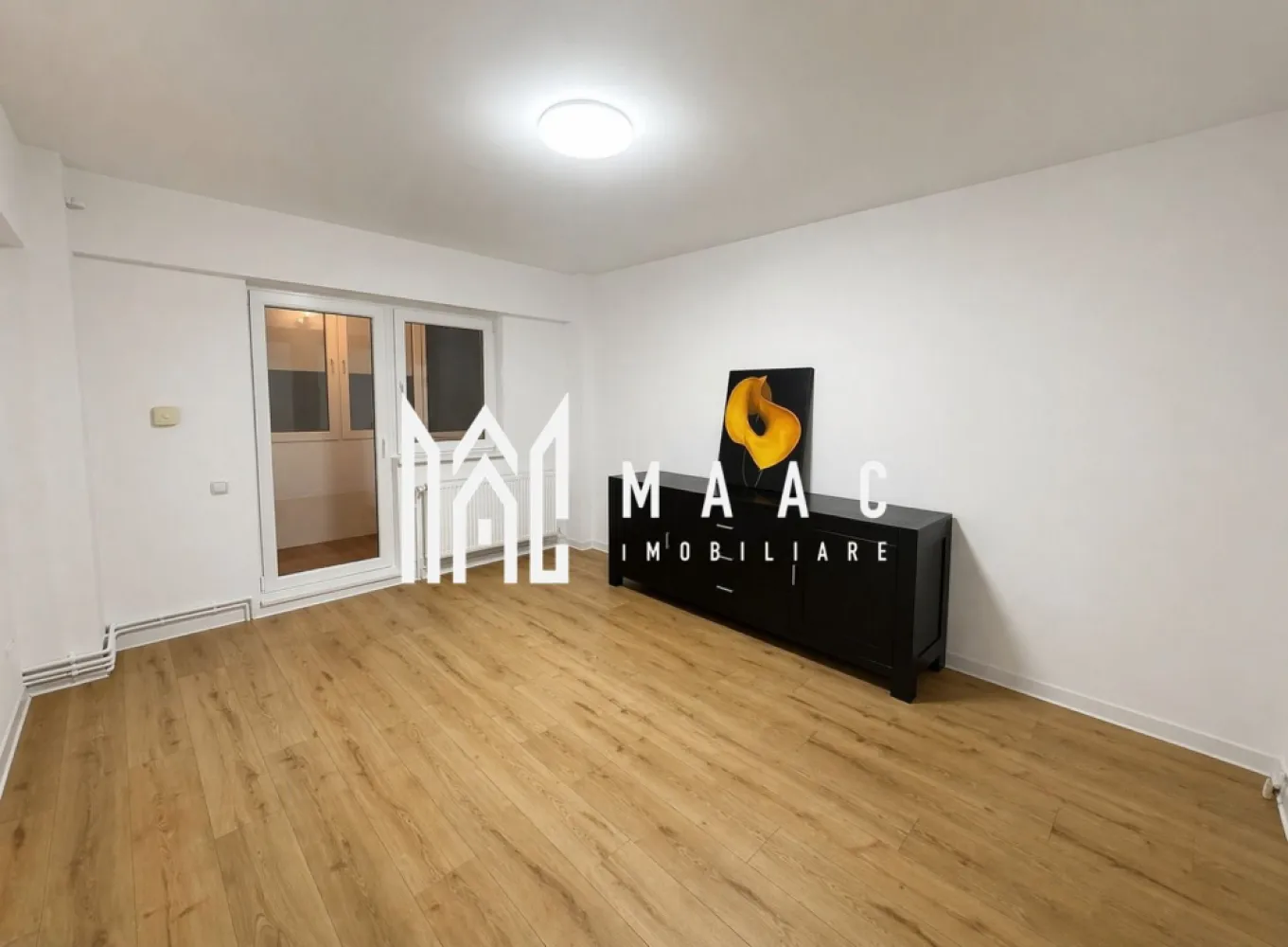 Apartament 2 camere | Decomandat | 52 MPU | Balcon | Mihai Viteazu - Apartament 2 camere de vânzare Sibiu – Bd. Mihai Viteazu – 52 mp – decomandat – renovat 2025

MAAC Imobiliare vă propune spre vânzare un apartament cu 2 camere decomandate, situat pe Bulevardul Mihai Viteazu, într-o zonă foarte bine conectată din Sibiu.

Locuința este renovată complet în 2025, cu finisaje și dotări actualizate, fiind pregătită pentru mutare imediată sau investiție.

Detalii apartament
Suprafață utilă: 52 mp
Suprafață construită: 64 mp
Balcon tip logie: 4,8 mp (închis și încălzit)
Etaj: bloc cu lift nou (2025)
Compartimentare: decomandat (Confort 1)
An construcție: 1987
Compartimentare
2 camere
Bucătărie mare, semideschisă
Hol spațios
Baie cu geam pentru aerisire și cadă
Debara
Dotări și finisaje
Renovare capitală în 2025
Uși interioare MDF noi (2025)
Tâmplărie PVC tripan
Gresie: hol, baie, bucătărie, balcon
Parchet laminat în camere
Aer condiționat Samsung (nou)
Centrală termică pe gaz
Senzor gaz
Ușă metalică
Beneficii suplimentare
Balcon închis și încălzit – spațiu utilizabil tot anul
Expunere directă la bulevard
Terasă bloc renovată complet în 2025 (garanție 15 ani)
Fără probleme de infiltrații
Lift nou instalat în 2025

Pentru detalii suplimentare, consultanță sau programarea unei vizionări, va rugăm să ne contactati specificand ID: CP3049484