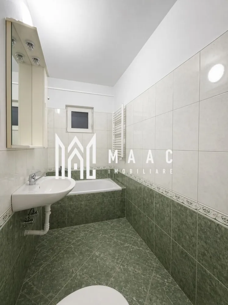 Apartament 2 camere | Decomandat | 52 MPU | Balcon | Mihai Viteazu - Apartament 2 camere de vânzare Sibiu – Bd. Mihai Viteazu – 52 mp – decomandat – renovat 2025

MAAC Imobiliare vă propune spre vânzare un apartament cu 2 camere decomandate, situat pe Bulevardul Mihai Viteazu, într-o zonă foarte bine conectată din Sibiu.

Locuința este renovată complet în 2025, cu finisaje și dotări actualizate, fiind pregătită pentru mutare imediată sau investiție.

Detalii apartament
Suprafață utilă: 52 mp
Suprafață construită: 64 mp
Balcon tip logie: 4,8 mp (închis și încălzit)
Etaj: bloc cu lift nou (2025)
Compartimentare: decomandat (Confort 1)
An construcție: 1987
Compartimentare
2 camere
Bucătărie mare, semideschisă
Hol spațios
Baie cu geam pentru aerisire și cadă
Debara
Dotări și finisaje
Renovare capitală în 2025
Uși interioare MDF noi (2025)
Tâmplărie PVC tripan
Gresie: hol, baie, bucătărie, balcon
Parchet laminat în camere
Aer condiționat Samsung (nou)
Centrală termică pe gaz
Senzor gaz
Ușă metalică
Beneficii suplimentare
Balcon închis și încălzit – spațiu utilizabil tot anul
Expunere directă la bulevard
Terasă bloc renovată complet în 2025 (garanție 15 ani)
Fără probleme de infiltrații
Lift nou instalat în 2025

Pentru detalii suplimentare, consultanță sau programarea unei vizionări, va rugăm să ne contactati specificand ID: CP3049484