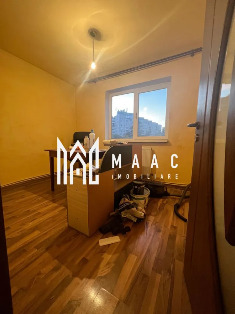 Apartament 4 camere - Apartament 4 camere – Zona Tic-Tac, Ostroveni | Etaj 2/10 | MAAC Imobiliare MAAC Imobiliare vă propune spre închiriere un apartament spațios cu 4 camere, situat în cartierul Ostroveni, zona Tic-Tac, una dintre cele mai căutate și bine poziționate zone ale orașului Râmnicu Vâlcea. Locuința se află la etajul 2 din 10, într-un bloc dotat cu lift, oferind confort și accesibilitate pentru orice categorie de chiriași. Caracteristici principale: * Compartimentare: decomandat * Etaj: 2/10 * Centrala termică proprie – confort termic și costuri reduse * Se închiriază mobilat și utilat, exact ca în pozele de prezentare * Imobil curat, bine întreținut, ideal pentru familie sau cuplu Locație: Zona Tic-Tac – Ostroveni oferă acces facil către supermarketuri, farmacii, bănci, școli, grădinițe și mijloace de transport în comun, asigurând un nivel ridicat de confort urban. Condiții de închiriere: * Chirie lunară: 300 € * Garanție: 1 lună Un apartament spațios, luminos și complet echipat – gata pentru a fi locuit imediat! Pentru mai multe detalii sau pentru programarea unei vizionări, contactați echipa MAAC Imobiliare. id: CP2795653 - SP }}