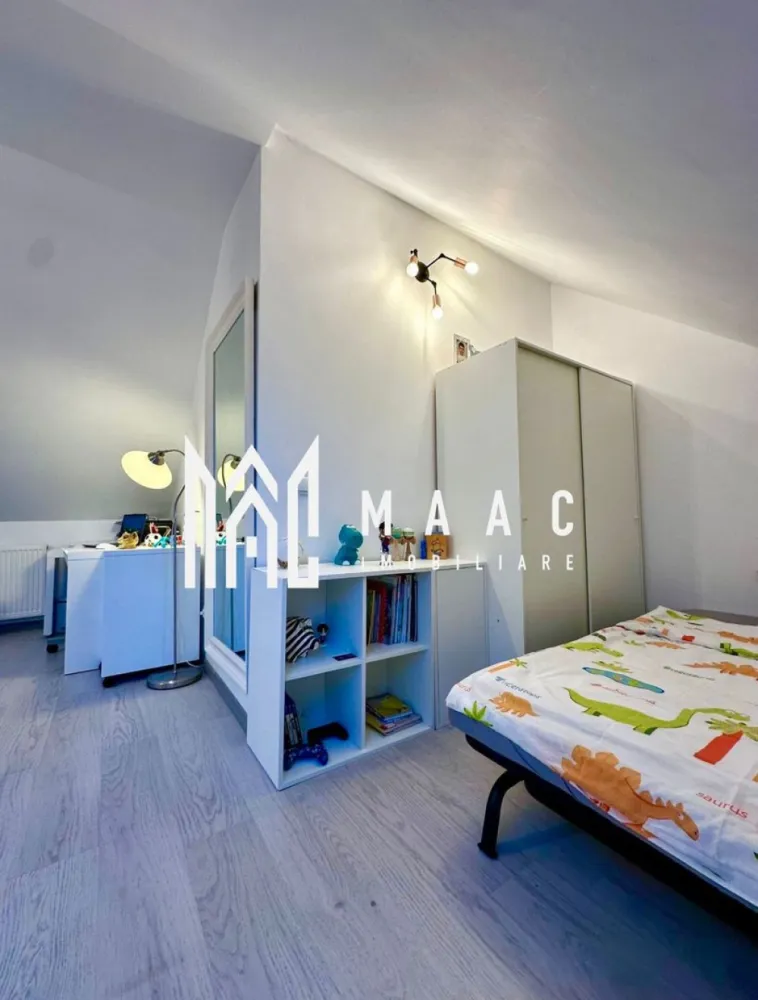 Apartament 3 camere | 90 MPU | Cartierul Arhitectilor - Sibiu - MAAC Imobiliare va propune spre vanzare un apartament spațios și elegant, cu o suprafață utilă de 90 mp, situat în Cartierul Arhitecților – una dintre cele mai liniștite și apreciate zone rezidențiale din Sibiu.

Locuința este amplasată într-o vilă exclusivistă, cu regim redus de înălțime (doar 2 etaje), oferind un plus de intimitate și confort.

Detalii și beneficii:

Suprafață utilă: 90 mp
Complet mobilat și utilat, cu finisaje de calitate
Se predă la cheie, exact cum este prezentat
Living generos dotat cu colțar confortabil
Dormitor amenajat cu pat matrimonial
Bucătărie complet echipată: frigider, espressor, electrocasnice moderne
Mașină de spălat inclusă
Dotări complete – ideal pentru mutare imediată
2 locuri de parcare private incluse

Imobilul se află într-o zonă aerisită, liniștită, perfectă pentru locuit, dar și pentru investiție, având acces facil către oraș.
Pentru mai multe detalii si programarea unei vizionari va rugam sa specificati ID: CP3046448.
