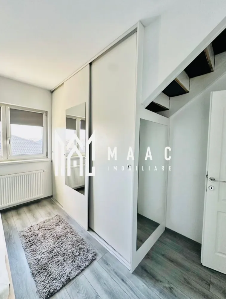 Apartament 3 camere | 90 MPU | Cartierul Arhitectilor - Sibiu - MAAC Imobiliare va propune spre vanzare un apartament spațios și elegant, cu o suprafață utilă de 90 mp, situat în Cartierul Arhitecților – una dintre cele mai liniștite și apreciate zone rezidențiale din Sibiu.

Locuința este amplasată într-o vilă exclusivistă, cu regim redus de înălțime (doar 2 etaje), oferind un plus de intimitate și confort.

Detalii și beneficii:

Suprafață utilă: 90 mp
Complet mobilat și utilat, cu finisaje de calitate
Se predă la cheie, exact cum este prezentat
Living generos dotat cu colțar confortabil
Dormitor amenajat cu pat matrimonial
Bucătărie complet echipată: frigider, espressor, electrocasnice moderne
Mașină de spălat inclusă
Dotări complete – ideal pentru mutare imediată
2 locuri de parcare private incluse

Imobilul se află într-o zonă aerisită, liniștită, perfectă pentru locuit, dar și pentru investiție, având acces facil către oraș.
Pentru mai multe detalii si programarea unei vizionari va rugam sa specificati ID: CP3046448.