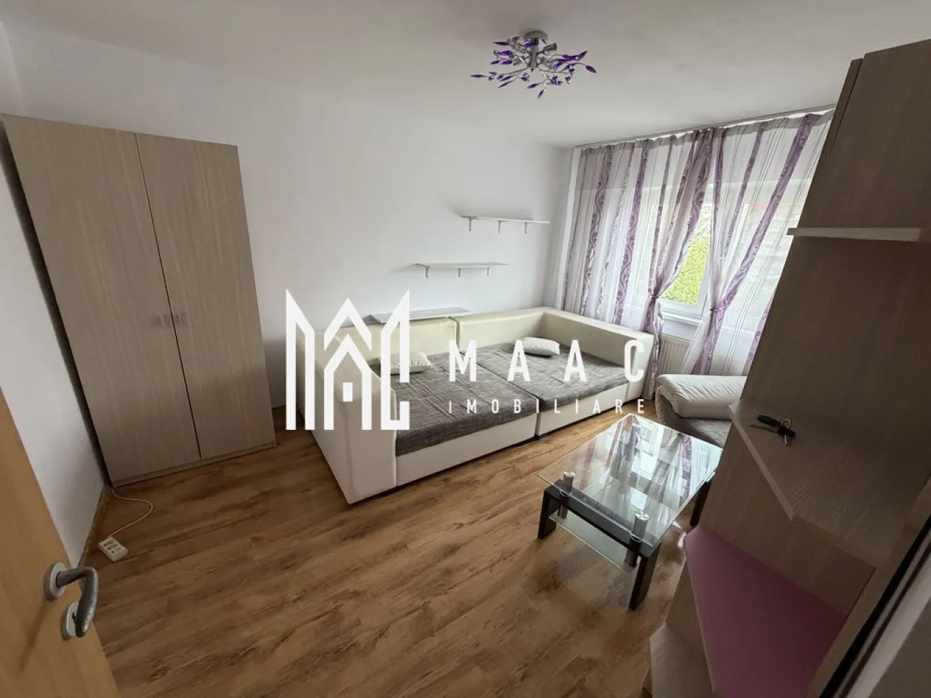 Apartament 2 camere | Decomandat | 44 MPU | Etaj 1 | Balcon | Mihai Viteazu - MAAC Imobiliare vă propune spre închiriere un apartament cu 2 camere, decomandat, situat în zona Mihai Viteazu, Sibiu. Proprietatea are o suprafață de 44 mp și este compartimentată eficient. Dispune de pardoseli din parchet în living și dormitor, iar bucătăria este finisată cu gresie. Apartamentul beneficiază și de balcon. Locuința este potrivită pentru un cuplu sau o persoană singură, oferind un spațiu confortabil și ușor de întreținut. Este amplasată într-o zonă urbană, bine conectată, cu acces facil la magazine, servicii și alte facilități. În apropiere se află stații de autobuz, ceea ce asigură conexiuni rapide către restul orașului. De asemenea, parcurile și zonele verzi sunt ușor accesibile. Închirierea se realizează pe bază de contract, iar garanția solicitată este echivalentul unei luni de chirie, plătită la semnarea contractului. Pentru detalii suplimentare, consultanță sau programarea unei vizionări, va rugăm să ne contactati specificand ID: CP3049680