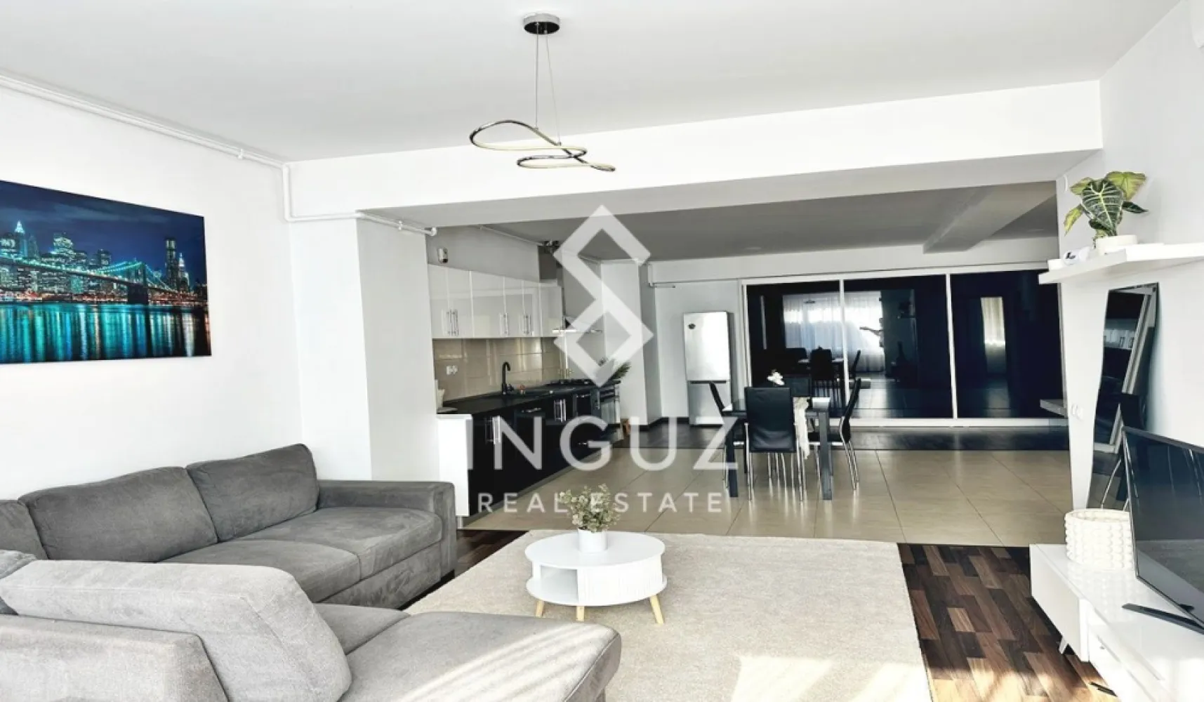 Apartament de închiriat – Iancului / Bd. Ferdinand nr. 118 - Apartament de închiriat – Iancului / Bd. Ferdinand nr. 118 Preț: 850 € / lună Locație: București – Sector 2, Bd. Ferdinand nr. 118, zona Iancului Specificații: Suprafață utilă: 90 mp Număr camere: 2 (configurație ideală pentru locuire) Etaj: 6 An construcție: după 2000 Stare: spațios, luminos, potrivit pentru mutare imediată Descriere: Inguz Real Estate vă propune spre închiriere un apartament generos de aproximativ 90 mp, situat într-o zonă foarte bine conectată – Iancului / Bd. Ferdinand. Proprietatea oferă un spațiu amplu și bine organizat, ideal pentru familie, cuplu sau persoane care își doresc confort și acces rapid către centrul orașului. Unul dintre principalele avantaje este locația – la doar 2 minute de stația de metrou Iancului, cu acces rapid către toate punctele importante din București. Zona este extrem de bine dezvoltată, având în apropiere: – mijloace de transport (metrou + STB) – magazine și supermarketuri – restaurante și cafenele – școli și grădinițe – centre comerciale și facilități urbane Apartamentul este situat într-un imobil construit după anul 2000, ceea ce oferă un plus de confort și siguranță. Etajul 6 oferă lumină naturală și o vedere deschisă asupra zonei. Ideal pentru rezidență pe termen lung sau pentru persoane care caută o locație accesibilă și bine conectată. Comision agenție: 50% din prima lună de chirie