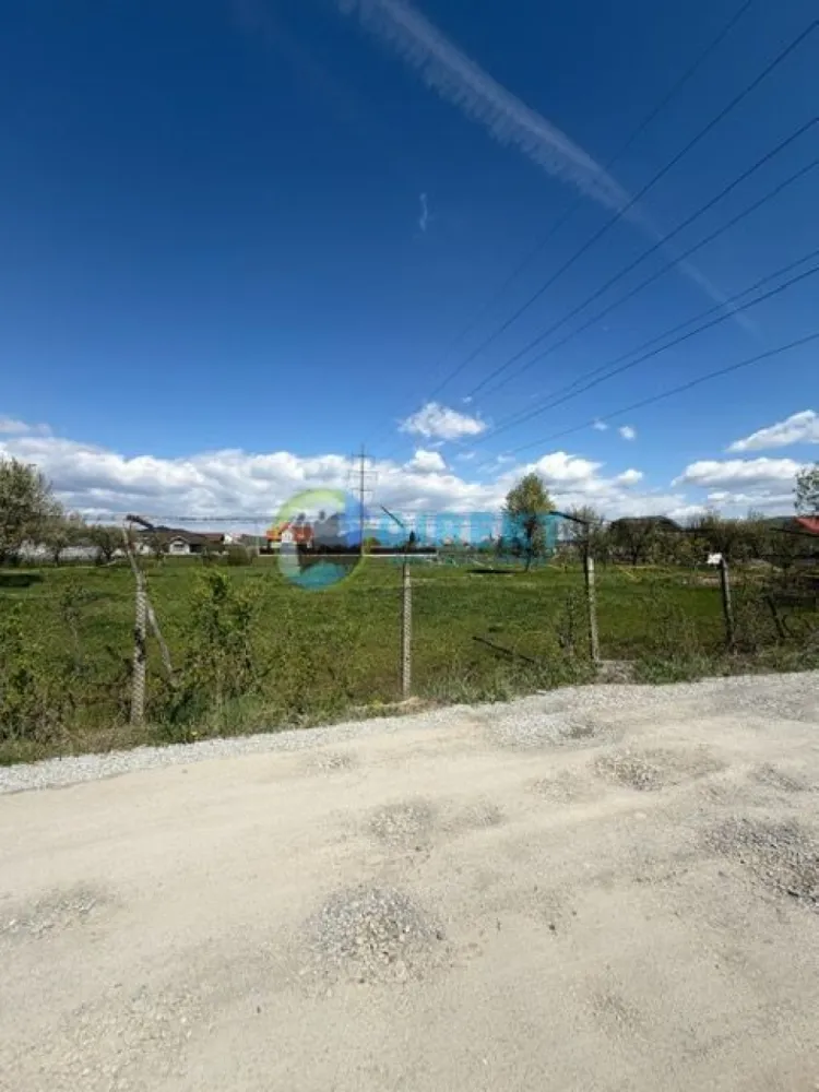 Teren intravilan , zona Unirea - Agentia Direkt Imobiliare propune spre vanzare teren intravilan . Localizare : zona Unirea Suprafata ; 1100 mp Deschidere la drumul de acces : 25.67 ml Utilitati ; curent electric , gaz, canalizare Avantaje : Acces rapid din DN , drum de acces 9 m . Vecinatati : case de locuit , zona Rezidentiala Forma : Dreptunghiulara fara inclinatie , ingradit cu gard de sarma . Acte : Certificat de urbanism disponibil , intabulat .