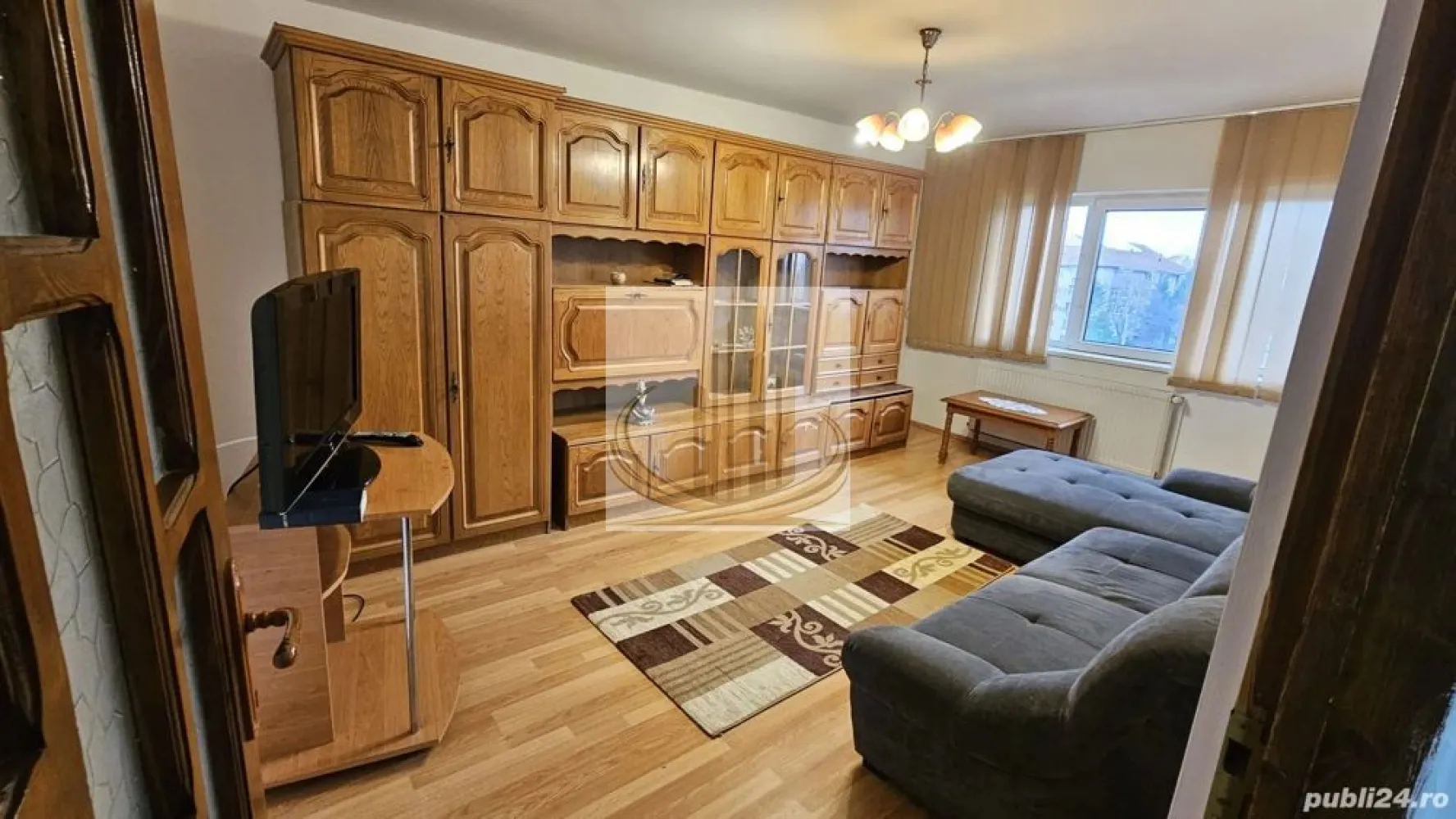 Apartament 3 camere + 2 băi | 70 mp | Decomandat | Zona Lunei - Grand Mobilis Imobiliare vă propune spre închiriere un apartament generos cu 3 camere, decomandat, confort 1, situat la etajul 4 din 4, într-o zonă liniștită și apreciată – zona Lunei. Cu o suprafață utilă de 70 mp, locuința este ideală pentru o familie care își dorește confort sau pentru studenți în căutarea unui spațiu bine organizat. Apartamentul este bine compartimentat, cu camere spațioase și luminoase, două băi care oferă un plus de confort și intimitate, precum și un ambient plăcut, potrivit pentru relaxare. Fiind decomandat, fiecare încăpere este separată, asigurând funcționalitate și intimitate. Se închiriază complet mobilat și utilat, fiind pregătit pentru mutare imediată. Este dotat cu centrală proprie pe gaz, aer condiționat, mașină de spălat și televizor. Un mare avantaj este locația: în fața blocului se află un magazin alimentar și EasyBox, iar Complexul Studențesc se află la aproximativ 10 minute. În apropiere se găsesc centre universitare, magazine și parcuri, iar accesul la mijloacele de transport în comun este rapid și facil. Zona este liniștită, potrivită pentru locuit, oferind un echilibru foarte bun între confort și accesibilitate. Acest apartament este o alegere excelentă pentru cei care caută un cămin primitor, bine poziționat și complet echipat. 📞 Disponibil imediat pentru închiriere!