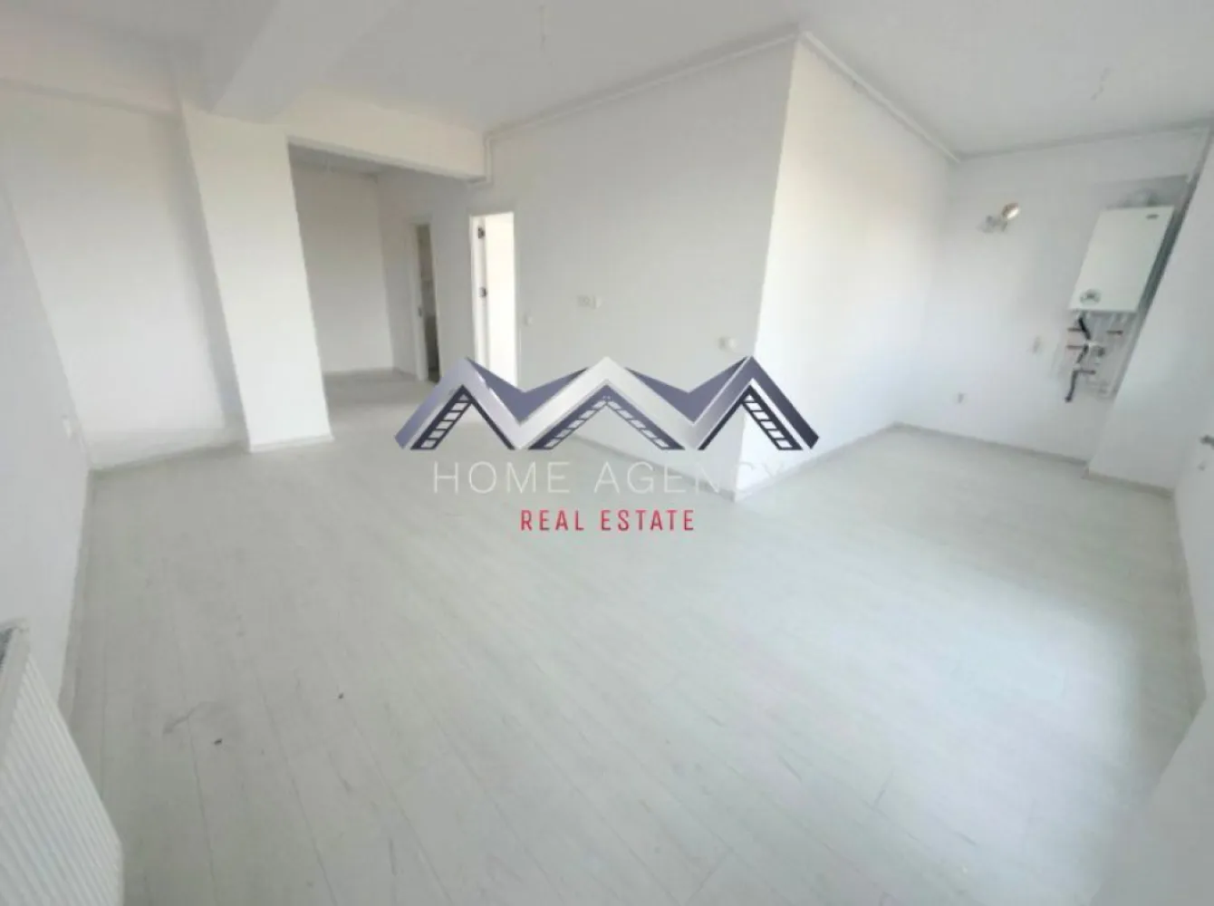 Apartament 2 camere Otopeni | preț final | comision 0 - Descoperă un apartament modern cu 2 camere, situat într-un ansamblu rezidențial nou din Otopeni, ideal atât pentru locuit, cât și pentru investiție sigură, datorită poziționării excelente și accesului rapid către București. Locuința este amplasată la parter înalt într-un imobil D+3, oferind un echilibru foarte bun între accesibilitate și intimitate, fiind o alegere inspirată pentru cei care își doresc confort. Apartamentul este foarte luminos și bine orientat (Sud-Est), astfel că beneficiază de lumină naturală pe tot parcursul zilei – dormitorul este orientat spre Est, ideal pentru dimineți plăcute, iar zona de zi spre Sud, pentru un ambient cald și primitor. Compartimentarea este una practică și versatilă, evidențiindu-se printr-o zonă de living generoasă, cu acces către balcon, dar și prin bucătăria retrasă, care poate fi închisă complet, oferind astfel un plus de confort și funcționalitate. Apartamentul se predă complet finisat cu materiale moderne, baie complet utilată cu gresie, faianță și obiecte sanitare (cadă), precum și centrală termică proprie, fiind racordat la toate utilitățile. Un alt avantaj important este faptul că beneficiază de un loc de parcare inclus, iar prețul afișat este final, reprezentând o oportunitate foarte bună pentru această zonă și acest tip de compartimentare. Poziționarea în Otopeni oferă acces rapid către Aeroportul Henri Coandă, DN1, Centura București, dar și către centre comerciale, școli și mijloace de transport, ceea ce face ca proprietatea să fie potrivită atât pentru locuire personală, cât și pentru investiție cu randament bun. Apartamentul se predă nemobilat, unele poze reprezintă sugestii de amenajare. Programează acum o vizionare - este ultimul disponibil!