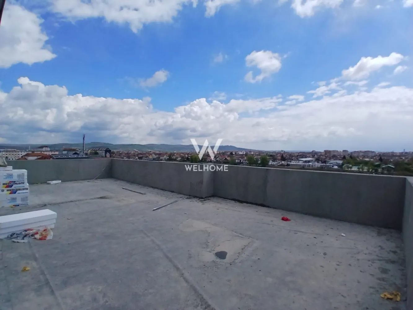 Penthouse cu terasă panoramică 90 mp și priveliște de vis - Dacă îți dorești mai mult decât un simplu apartament, acest penthouse este exact ce cauți. Situat la ultimul etaj, îți oferă liniște, lumină naturală din plin și o vedere superbă asupra orașului. Compartimentare ideală: • 3 camere spațioase • 2 dormitoare confortabile • living open space cu bucătărie – perfect pentru relaxare sau socializare • 2 băi moderne • hol mare, aerisit Punctul forte? Terasa panoramică de 90 mp! Un spațiu rar, unde poți amenaja exact cum visezi: zonă de relaxare, grătar, jacuzzi sau loc de luat masa în aer liber. Priveliștea asupra orașului te va cuceri instant, atât ziua cât și seara. Avantaje: • ultimul etaj – fără vecini deasupra • lumină naturală pe tot parcursul zilei • spațiu generos, bine compartimentat • ideal pentru locuit sau investiție Stadiu predare: la alb cu geamuri si usa termopan 3 foi de sticla, pereti tencuiti si gletuiti, sapa elicopterizata, centrala, incalzire in pardoseala instalatii electrice, termice si sanitare. Se poate preda finisat la cheie,contracost. Sună acum pentru detalii sau vizionare: 0743030351 - Laura