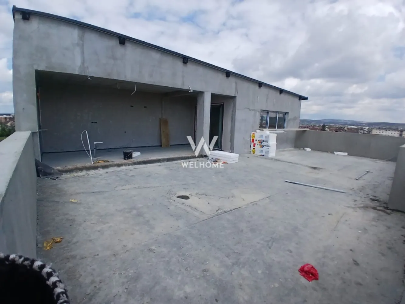 Penthouse cu terasă panoramică 90 mp și priveliște de vis - Dacă îți dorești mai mult decât un simplu apartament, acest penthouse este exact ce cauți. Situat la ultimul etaj, îți oferă liniște, lumină naturală din plin și o vedere superbă asupra orașului. Compartimentare ideală: • 3 camere spațioase • 2 dormitoare confortabile • living open space cu bucătărie – perfect pentru relaxare sau socializare • 2 băi moderne • hol mare, aerisit Punctul forte? Terasa panoramică de 90 mp! Un spațiu rar, unde poți amenaja exact cum visezi: zonă de relaxare, grătar, jacuzzi sau loc de luat masa în aer liber. Priveliștea asupra orașului te va cuceri instant, atât ziua cât și seara. Avantaje: • ultimul etaj – fără vecini deasupra • lumină naturală pe tot parcursul zilei • spațiu generos, bine compartimentat • ideal pentru locuit sau investiție Stadiu predare: la alb cu geamuri si usa termopan 3 foi de sticla, pereti tencuiti si gletuiti, sapa elicopterizata, centrala, incalzire in pardoseala instalatii electrice, termice si sanitare. Se poate preda finisat la cheie,contracost. Sună acum pentru detalii sau vizionare: 0743030351 - Laura }}