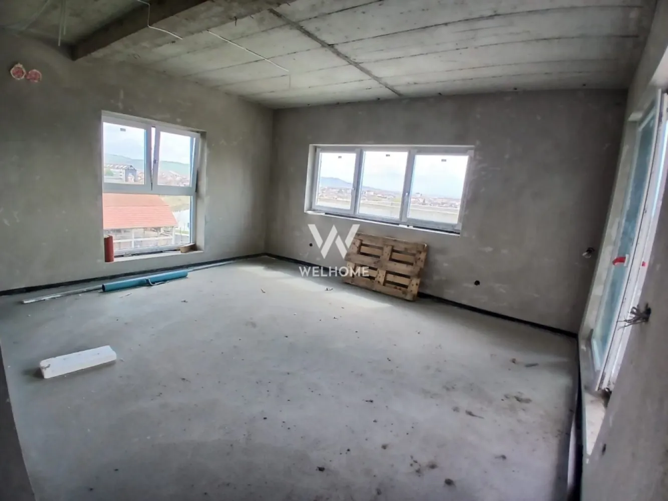 Penthouse cu terasă panoramică 90 mp și priveliște de vis - Dacă îți dorești mai mult decât un simplu apartament, acest penthouse este exact ce cauți. Situat la ultimul etaj, îți oferă liniște, lumină naturală din plin și o vedere superbă asupra orașului. Compartimentare ideală: • 3 camere spațioase • 2 dormitoare confortabile • living open space cu bucătărie – perfect pentru relaxare sau socializare • 2 băi moderne • hol mare, aerisit Punctul forte? Terasa panoramică de 90 mp! Un spațiu rar, unde poți amenaja exact cum visezi: zonă de relaxare, grătar, jacuzzi sau loc de luat masa în aer liber. Priveliștea asupra orașului te va cuceri instant, atât ziua cât și seara. Avantaje: • ultimul etaj – fără vecini deasupra • lumină naturală pe tot parcursul zilei • spațiu generos, bine compartimentat • ideal pentru locuit sau investiție Stadiu predare: la alb cu geamuri si usa termopan 3 foi de sticla, pereti tencuiti si gletuiti, sapa elicopterizata, centrala, incalzire in pardoseala instalatii electrice, termice si sanitare. Se poate preda finisat la cheie,contracost. Sună acum pentru detalii sau vizionare: 0743030351 - Laura }}