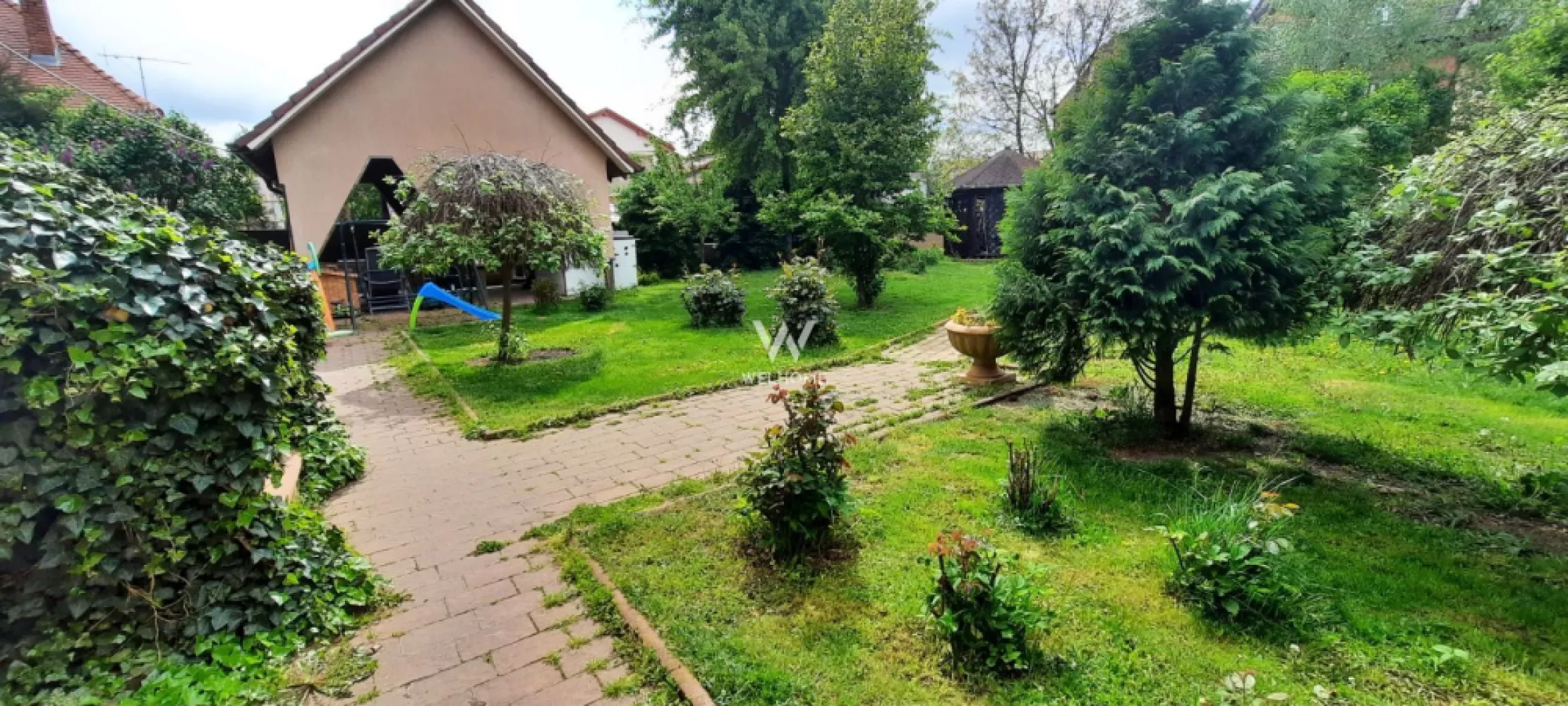 CASA LA CHEIE teren 1000 mp in Sibiu - Casa a fost renovata integral, exterior interior in anul 2008 si renovata interior in anul 2015. Este situată într-o zonă liniștită din zona strazii Moldoveanu, cu acces facil spre toate zonele de interes ale orașului. Regim de înălțime S+P+M, o suprafață utilă de 240 mp, un teren de 1.000 mp, Compartimentare: Demisol:2 încăperi cu destinația pivniță si spalatorie. Parter: hol, living cu iesire pe terasa, sufragerie, bucatarie, un dormitor si doua bai. Mansarda: 2 dormitoare , un openspace generos , 2 bai, dar si spatii de depozitare . Curte liberă de 800 mp, cu diverse plante, pomi fructiferi si o filigorie. Se preda fara mobila. Dispune de locuri de parcare in curte dar și de un carport auto elegant, pentru doua masini. O casa frumoasa, cu o curte impresionanta, localizata in una dintre cele mai bine cotate zone ale orasului. Pret: 599.000 euro Negociabil!