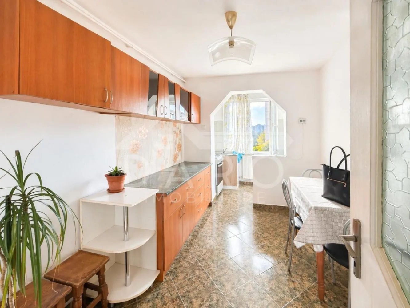 Vând apartament cu 2 camere,in cartierul Tudor,strada Infratirii