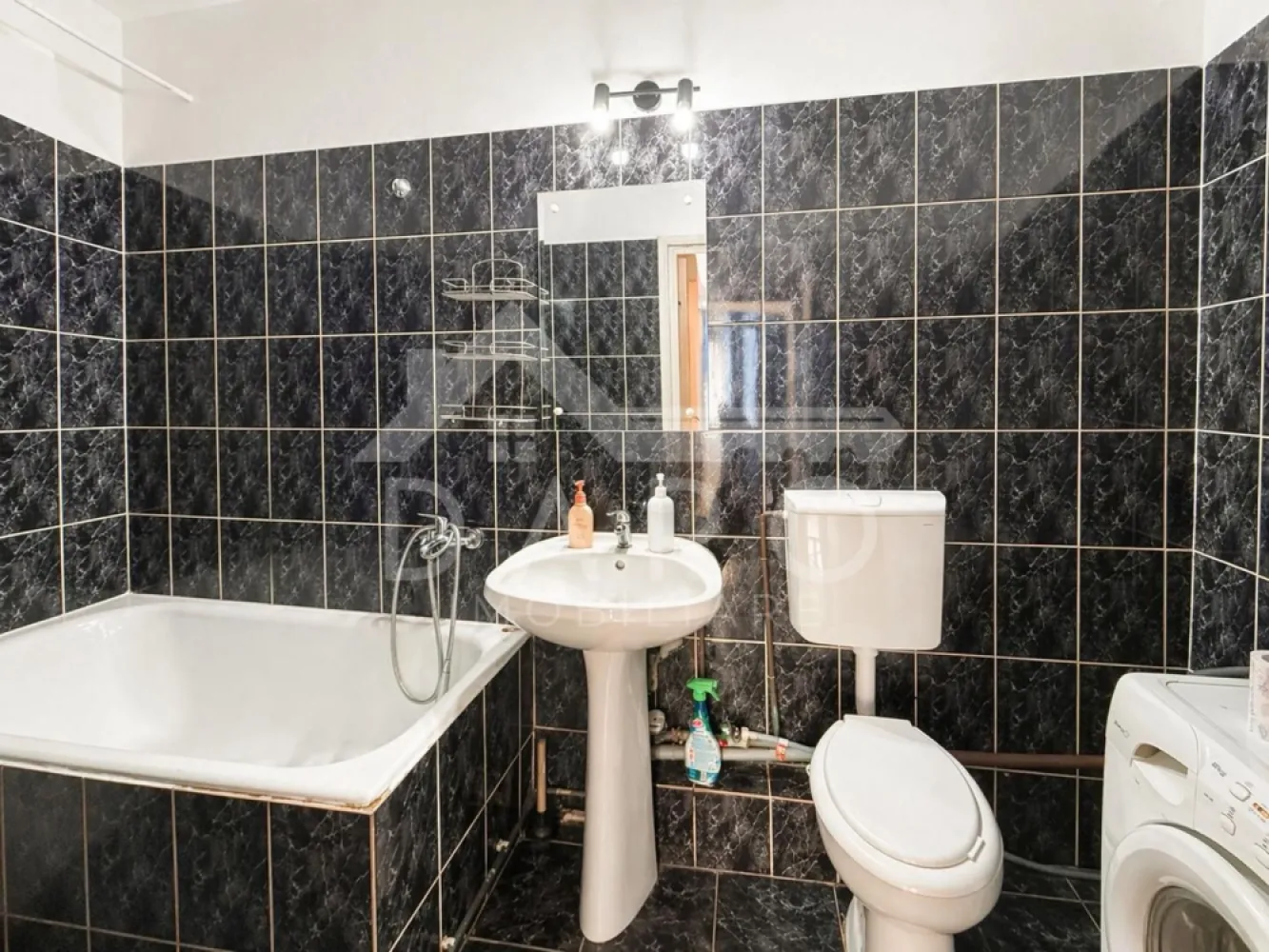 Vând apartament cu 2 camere,in cartierul Tudor,strada Infratirii