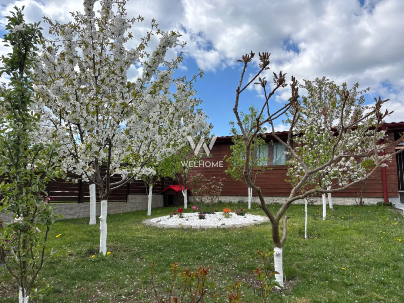 Casa 5 camere cu teren generos si CARPORT - Cartierul Arhitectilor - Casa 5 camere LA CHEIE, TEREN 426mp in Calea Cisnadiei Sibiu Suprafata utila: 220 mp Suprafata teren: 426 mp, curte libera de 350 mp, curte pavata + gradina cu gazon si pomi fructiferi, + filigorie/terasa + carport pentru o masina + o Magazie de 50 mp Compartimentata astfel: - La PARTER: un apartament de 73 mp utili format din doua dormitoare mari de peste 30 mp, 2 bai. (Parterul si Etajul au intrari separate). - La ETAJ: living, bucatarie inchisa cu debara, hol, baie cu dus, casa scarii + 2 balcoane. - La MANSARDA: 2 dormitoare, hol, baie de 12 mp cu loc pentru masina de spalat, uscator, 2 spatii depozitare (pod), balcon Casa a fost renovata recent si se preda partial mobilata, construita solid, cu materiale de calitate si bine izolata, cu costuri de incalzire surprinzator de reduse raportat la suprafata utila (incalzirea fiind pe centrala cu calorifere). Locuinta se preda LA CHEIE la exterior, cu fatada casei facuta, izolatie exterioara, curtea amenajata, gard, porti. Proprietatea dispune de deschidere la două străzi și acces auto facil din ambele. Acces auto unde se pot parca cu usurinta 4 masini. Situata intr-o zona linistita preponderent de case cu acces la magazine, statie de autobuz, gradinite etc. PRET: 283.990 EURO Negociabil TEL: 0747.639.802 }}