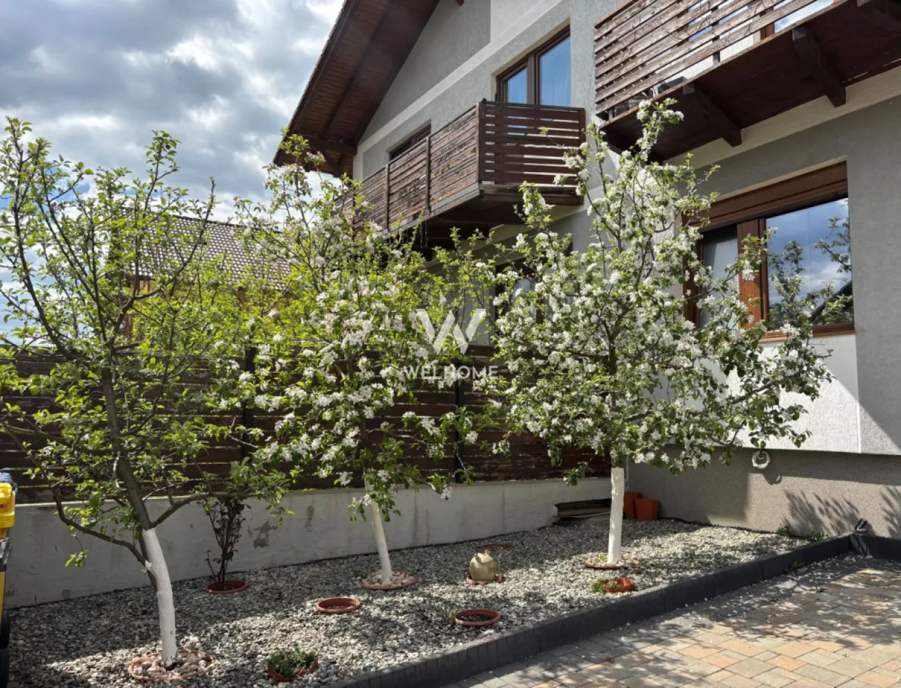 Casa 5 camere cu teren generos si CARPORT - Cartierul Arhitectilor - Casa 5 camere LA CHEIE, TEREN 426mp in Calea Cisnadiei Sibiu Suprafata utila: 220 mp Suprafata teren: 426 mp, curte libera de 350 mp, curte pavata + gradina cu gazon si pomi fructiferi, + filigorie/terasa + carport pentru o masina + o Magazie de 50 mp Compartimentata astfel: - La PARTER: un apartament de 73 mp utili format din doua dormitoare mari de peste 30 mp, 2 bai. (Parterul si Etajul au intrari separate). - La ETAJ: living, bucatarie inchisa cu debara, hol, baie cu dus, casa scarii + 2 balcoane. - La MANSARDA: 2 dormitoare, hol, baie de 12 mp cu loc pentru masina de spalat, uscator, 2 spatii depozitare (pod), balcon Casa a fost renovata recent si se preda partial mobilata, construita solid, cu materiale de calitate si bine izolata, cu costuri de incalzire surprinzator de reduse raportat la suprafata utila (incalzirea fiind pe centrala cu calorifere). Locuinta se preda LA CHEIE la exterior, cu fatada casei facuta, izolatie exterioara, curtea amenajata, gard, porti. Proprietatea dispune de deschidere la două străzi și acces auto facil din ambele. Acces auto unde se pot parca cu usurinta 4 masini. Situata intr-o zona linistita preponderent de case cu acces la magazine, statie de autobuz, gradinite etc. PRET: 283.990 EURO Negociabil TEL: 0747.639.802 }}