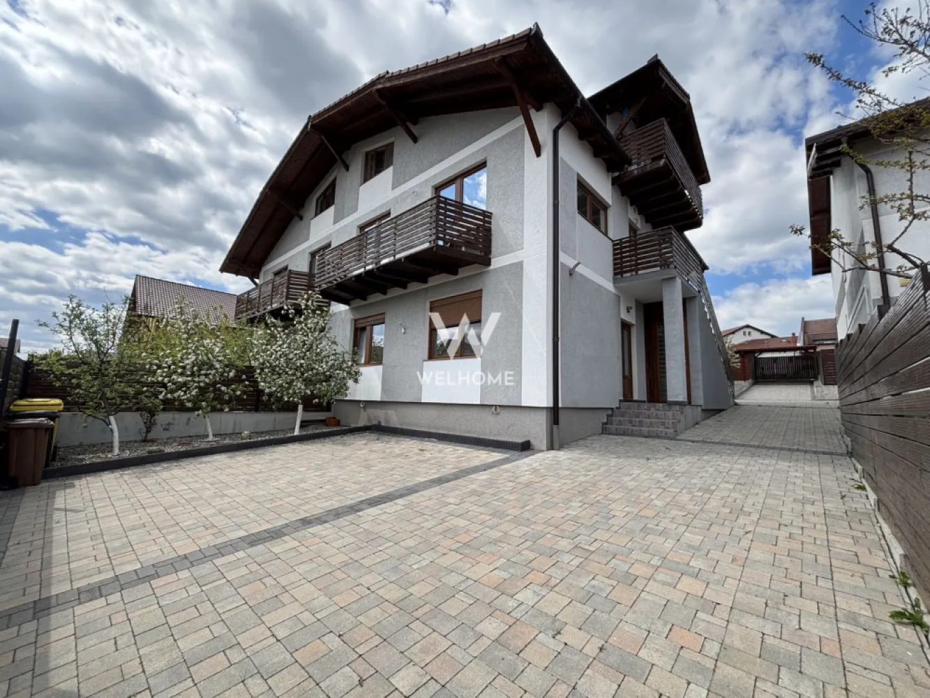 Casa 5 camere cu teren generos si CARPORT - Cartierul Arhitectilor - Casa 5 camere LA CHEIE, TEREN 426mp in Calea Cisnadiei Sibiu Suprafata utila: 220 mp Suprafata teren: 426 mp, curte libera de 350 mp, curte pavata + gradina cu gazon si pomi fructiferi, + filigorie/terasa + carport pentru o masina + o Magazie de 50 mp Compartimentata astfel: - La PARTER: un apartament de 73 mp utili format din doua dormitoare mari de peste 30 mp, 2 bai. (Parterul si Etajul au intrari separate). - La ETAJ: living, bucatarie inchisa cu debara, hol, baie cu dus, casa scarii + 2 balcoane. - La MANSARDA: 2 dormitoare, hol, baie de 12 mp cu loc pentru masina de spalat, uscator, 2 spatii depozitare (pod), balcon Casa a fost renovata recent si se preda partial mobilata, construita solid, cu materiale de calitate si bine izolata, cu costuri de incalzire surprinzator de reduse raportat la suprafata utila (incalzirea fiind pe centrala cu calorifere). Locuinta se preda LA CHEIE la exterior, cu fatada casei facuta, izolatie exterioara, curtea amenajata, gard, porti. Proprietatea dispune de deschidere la două străzi și acces auto facil din ambele. Acces auto unde se pot parca cu usurinta 4 masini. Situata intr-o zona linistita preponderent de case cu acces la magazine, statie de autobuz, gradinite etc. PRET: 283.990 EURO Negociabil TEL: 0747.639.802 }}