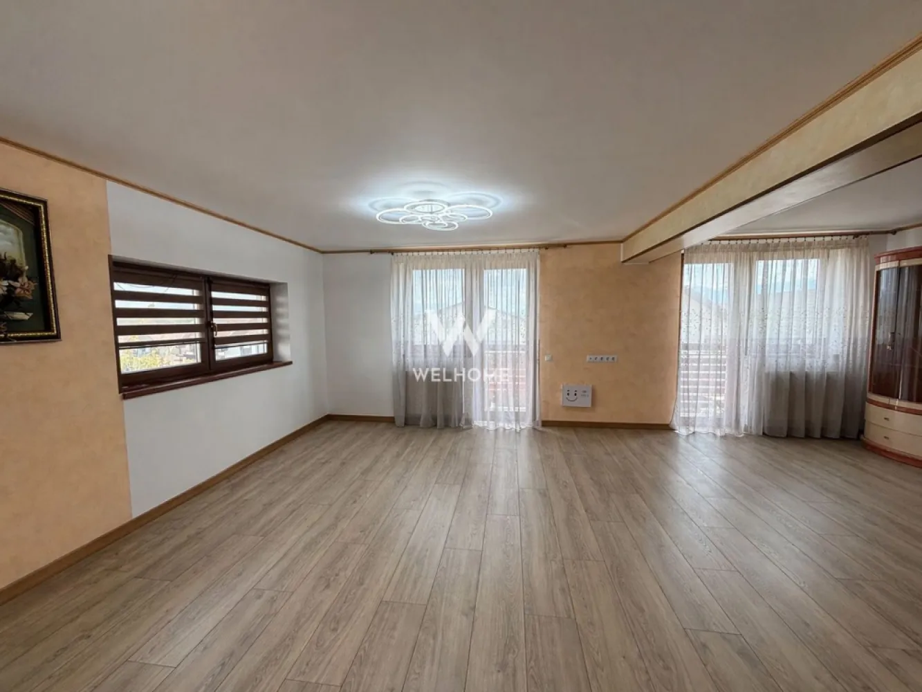 Casa 5 camere cu teren generos si CARPORT - Cartierul Arhitectilor - Casa 5 camere LA CHEIE, TEREN 426mp in Calea Cisnadiei Sibiu Suprafata utila: 220 mp Suprafata teren: 426 mp, curte libera de 350 mp, curte pavata + gradina cu gazon si pomi fructiferi, + filigorie/terasa + carport pentru o masina + o Magazie de 50 mp Compartimentata astfel: - La PARTER: un apartament de 73 mp utili format din doua dormitoare mari de peste 30 mp, 2 bai. (Parterul si Etajul au intrari separate). - La ETAJ: living, bucatarie inchisa cu debara, hol, baie cu dus, casa scarii + 2 balcoane. - La MANSARDA: 2 dormitoare, hol, baie de 12 mp cu loc pentru masina de spalat, uscator, 2 spatii depozitare (pod), balcon Casa a fost renovata recent si se preda partial mobilata, construita solid, cu materiale de calitate si bine izolata, cu costuri de incalzire surprinzator de reduse raportat la suprafata utila (incalzirea fiind pe centrala cu calorifere). Locuinta se preda LA CHEIE la exterior, cu fatada casei facuta, izolatie exterioara, curtea amenajata, gard, porti. Proprietatea dispune de deschidere la două străzi și acces auto facil din ambele. Acces auto unde se pot parca cu usurinta 4 masini. Situata intr-o zona linistita preponderent de case cu acces la magazine, statie de autobuz, gradinite etc. PRET: 283.990 EURO Negociabil TEL: 0747.639.802 }}