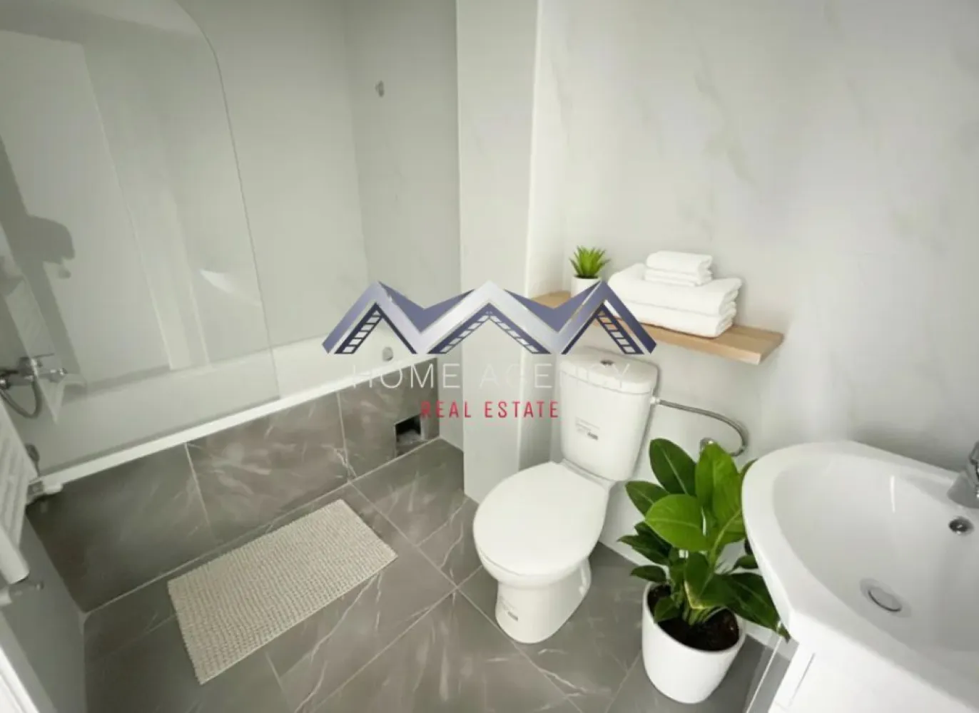 Apartament de vânzare Otopeni – parcare și TVA incluse - Descoperă un apartament cu 2 camere foarte spațios, situat într-un ansamblu rezidențial nou din Otopeni — ideal pentru locuit, cu acces rapid către București și facilități moderne incluse. Compartimentarea este foarte funcțională: zonă de zi open-space, hol, acces spre balcon din ambele camere – atât din living, cât și din dormitor și baie spațioasă. Apartamentele sunt finalizate și se predau la cheie, cu finisaje moderne, baie complet echipată (gresie, faianță, obiecte sanitare) și centrală termică proprie. Avantaje cheie: - Apartamente foarte spațioase și ușor de amenajat - Finisaje complete, baie utilată, centrală proprie – predare la cheie, racordat la toate utilitățile publice - Comision 0% – achiziție direct de la dezvoltator - 1 loc de parcare inclus - Mai multe disponibilități, în funcție de preferințe - Poziționare excelentă în Otopeni, cu acces rapid la DN1, Aeroportul Henri Coandă, centre comerciale și mijloace de transport Prețul afișat este final, include TVA! Apartamentul se vinde nemobilat, pozele prezentate reprezintă sugestii de amenajare. Programează acum o vizionare!
