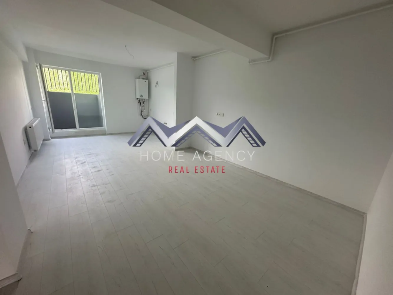 Apartament 2 camere Otopeni | preț final - Descoperă un apartament cu 2 camere foarte spațios, situat într-un ansamblu rezidențial nou din Otopeni — ideal pentru locuit sau investiție, cu acces rapid spre București, Aeroport Henri Coandă, Centură, precum și spre toate zonele de interes. Situat la demisol înalt, apartamentul beneficiază de o construcție modernă și bine izolată. În plus, poziționarea oferă un confort termic foarte bun (răcoros vara și eficient iarna). Apartamentul este foarte luminos, iar compartimentarea este foarte funcțională: zonă de zi open-space foarte generoasă, hol compact dar eficient, plus acces spre balcon din ambele camere – atât din living, cât și din dormitor. Avantaje cheie: - Apartament foarte spațios și ușor de amenajat - Finisaje complete, baie utilată, centrală proprie – predare la cheie, racordat la toate utilitățile publice - Comision 0% – achiziție direct de la dezvoltator - 1 loc de parcare inclus - Poziționare excelentă în Otopeni, cu acces rapid la DN1, Aeroportul Henri Coandă, centre comerciale și mijloace de transport Prețul afișat este final, include TVA, comision 0. Apartamentul se vinde nemobilat, pozele sunt reale, iar randările reprezintă sugestii de amenajare interioară. 📞 Contactează-ne pentru planurile detaliate ale celor două variante, pentru a programa o vizită pe șantier sau pentru consultanță personalizată. Suntem aici să te ajutăm să alegi locuința care ți se potrivește perfect! }}