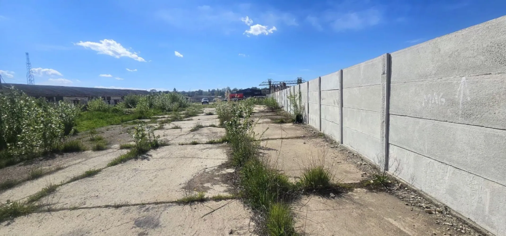 De vanzare teren intravilan in Galati, str. Macului, 2077 mp - 80 euro/mp - De vanzare – Teren intravilan 2.077 mp, stradal – zona industriala, Galati, strada Macului Adresa: Strada Macului, Galati Suprafata totala: 2.077 mp • Teren intravilan: 1.888 mp • Alee de acces: 189 mp Deschidere stradala: 51 ml Zona industriala – ideala pentru activitati logistice, hale, depozitare MAG Invest va propune spre vanzare un teren intravilan amplasat excelent, cu acces direct din strada Macului, intr-o zona industriala activa, potrivit pentru diverse activitati comerciale sau logistice. Detalii cheie: - Teren plan, accesibil, cu deschidere generoasa la strada – 51 ml - Acces facil pentru vehicule de mare tonaj - Potrivit pentru: spatii industriale, parcare utilaje, platforme betonate, organizare de santier etc. - Zona cu potential de dezvoltare si infrastructura buna - pe teren se afla o platforma betonata. Pret vanzare: 80 €/mp Exclusiv prin agentia MAG Invest Contact: Marian Ene – 0740 949 871 Contacteaza-ne pentru detalii suplimentare si stabilirea unei vizionari! Aceasta oferta este o oportunitate rara in zona industriala a Galatiului. }}