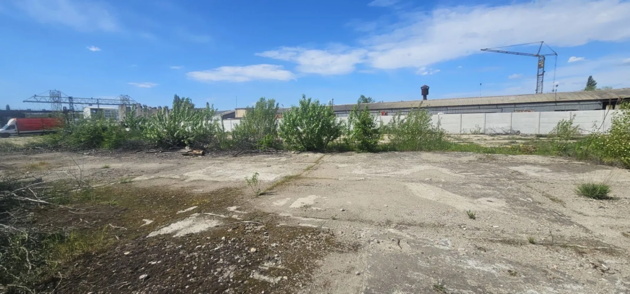 De inchiriat – Teren intravilan 2.077 mp – zona Calea Prutului - De inchiriat – Teren intravilan 2.077 mp, stradal – zona industriala, Galati, strada Macului Adresa: Strada Macului, Galati Suprafata totala: 2.077 mp • Teren intravilan: 1.888 mp • Alee de acces: 189 mp Deschidere stradala: 51 ml Zona industriala – ideala pentru activitati logistice, hale, depozitare MAG Invest va propune spre inchiriere un teren intravilan amplasat excelent, cu acces direct din strada Macului, intr-o zona industriala activa, potrivit pentru diverse activitati comerciale sau logistice. Detalii cheie: • Teren plan, accesibil, cu deschidere generoasa la strada – 51 ml • Acces facil pentru vehicule de mare tonaj • Potrivit pentru: spatii industriale, parcare utilaje, platforme betonate, organizare de santier etc. • Zona cu potential de dezvoltare si infrastructura buna Pret chirie: 1000 € / luna la care se adauga TVA Exclusiv prin agentia MAG Invest Contact: Marian Ene – 0740 949 871 Contacteaza-ne pentru detalii suplimentare si stabilirea unei vizionari! }}