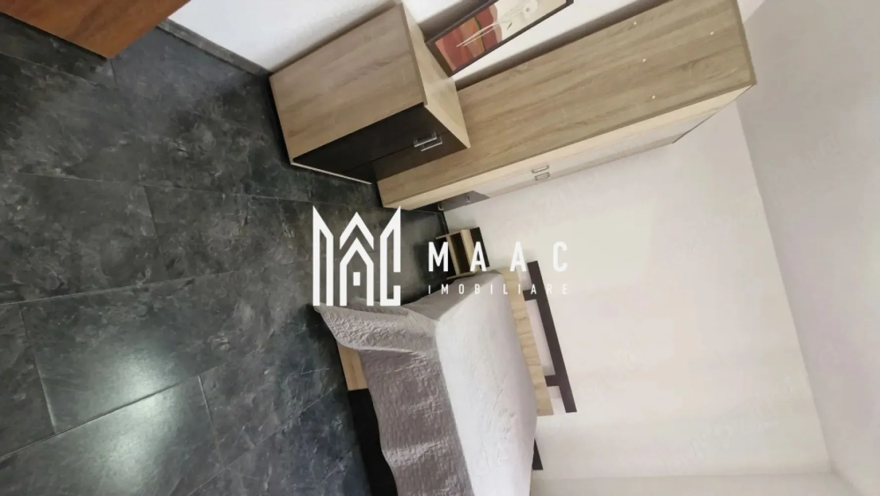 Garsonieră luminoasă cu geam la baie | complet utilată | Turnișor - MAAC Imobiliare vă propune spre închiriere o garsonieră cochetă, situată în zona Turnișor, ideală pentru o persoană care își dorește confort și liniște.

Locuința este decomandată, având o suprafață utilă de 28 mp, și se află la etajul 3 al unui imobil bine întreținut. Un avantaj important este geamul la baie, care asigură ventilație naturală și lumină suplimentară.

Garsoniera este complet mobilată și utilată, fiind pregătită pentru mutare imediată. Dispune de bucătărie echipată (plită, frigider, mașină de spălat), zonă de living/dormitor amenajată eficient, precum și spații de depozitare bine gândite.

Alte beneficii:

zonă liniștită, cu acces facil către oraș
locuri de parcare disponibile în apropiere
acces rapid la mijloace de transport, magazine și alte puncte de interes
costuri reduse de întreținere

Se dorește închirierea către o singură persoană, serioasă și responsabilă. Nu se acceptă animale de companie.

Pentru detalii suplimentare, consultanță sau programarea unei vizionări, va rugăm să ne contactati specificand ID: CP3049729
