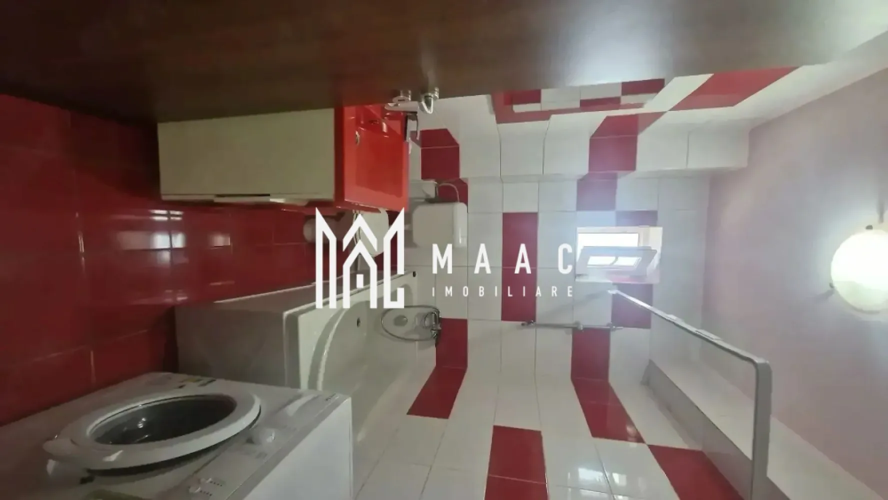Garsonieră luminoasă cu geam la baie | complet utilată | Turnișor - MAAC Imobiliare vă propune spre închiriere o garsonieră cochetă, situată în zona Turnișor, ideală pentru o persoană care își dorește confort și liniște.

Locuința este decomandată, având o suprafață utilă de 28 mp, și se află la etajul 3 al unui imobil bine întreținut. Un avantaj important este geamul la baie, care asigură ventilație naturală și lumină suplimentară.

Garsoniera este complet mobilată și utilată, fiind pregătită pentru mutare imediată. Dispune de bucătărie echipată (plită, frigider, mașină de spălat), zonă de living/dormitor amenajată eficient, precum și spații de depozitare bine gândite.

Alte beneficii:

zonă liniștită, cu acces facil către oraș
locuri de parcare disponibile în apropiere
acces rapid la mijloace de transport, magazine și alte puncte de interes
costuri reduse de întreținere

Se dorește închirierea către o singură persoană, serioasă și responsabilă. Nu se acceptă animale de companie.

Pentru detalii suplimentare, consultanță sau programarea unei vizionări, va rugăm să ne contactati specificand ID: CP3049729