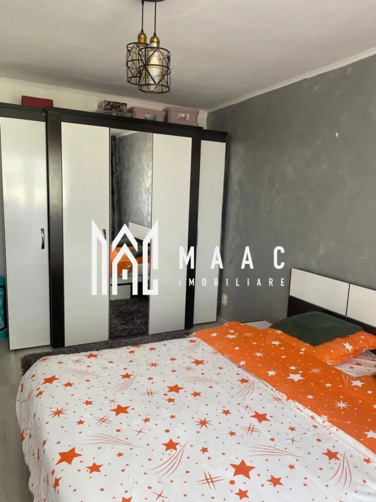 APARTAMENT 3 CAMERE i SELIMBAR I UNIRI I PARCARE - MAAC Imobiliare vă propune spre vânzare un apartament modern și spațios cu 3 camere, situat în Șelimbăr, zona Triajului - Unirii, într-o locație liniștită, perfectă pentru familii care își doresc confort și acces rapid la toate facilitățile necesare. Imobilul este amplasat în apropierea școlii, grădiniței și magazinelor, oferind un stil de viață practic și relaxant. Detalii proprietate: * Suprafață utilă: 70 mp * Pod pe toată suprafața apartamentului – ideal pentru mansardare sau spațiu generos de depozitare * Compartimentare eficientă: * living open-space cu bucătărie * 2 dormitoare luminoase * baie cu geam de aerisire * 2 balcoane Apartamentul se remarcă prin luminozitatea naturală, compartimentarea practică și starea foarte bună de întreținere, fiind pregătit pentru a deveni căminul perfect al noii familii. O alegere excelentă atât pentru locuit, cât și pentru investiție! Pt mai multe detalii precizați că ați văzut anunțul cu ID3049665 }}
