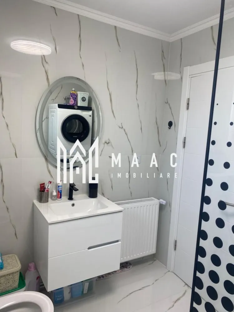 APARTAMENT 3 CAMERE i SELIMBAR I UNIRI I PARCARE - MAAC Imobiliare vă propune spre vânzare un apartament modern și spațios cu 3 camere, situat în Șelimbăr, zona Triajului - Unirii, într-o locație liniștită, perfectă pentru familii care își doresc confort și acces rapid la toate facilitățile necesare. Imobilul este amplasat în apropierea școlii, grădiniței și magazinelor, oferind un stil de viață practic și relaxant. Detalii proprietate: * Suprafață utilă: 70 mp * Pod pe toată suprafața apartamentului – ideal pentru mansardare sau spațiu generos de depozitare * Compartimentare eficientă: * living open-space cu bucătărie * 2 dormitoare luminoase * baie cu geam de aerisire * 2 balcoane Apartamentul se remarcă prin luminozitatea naturală, compartimentarea practică și starea foarte bună de întreținere, fiind pregătit pentru a deveni căminul perfect al noii familii. O alegere excelentă atât pentru locuit, cât și pentru investiție! Pt mai multe detalii precizați că ați văzut anunțul cu ID3049665 }}