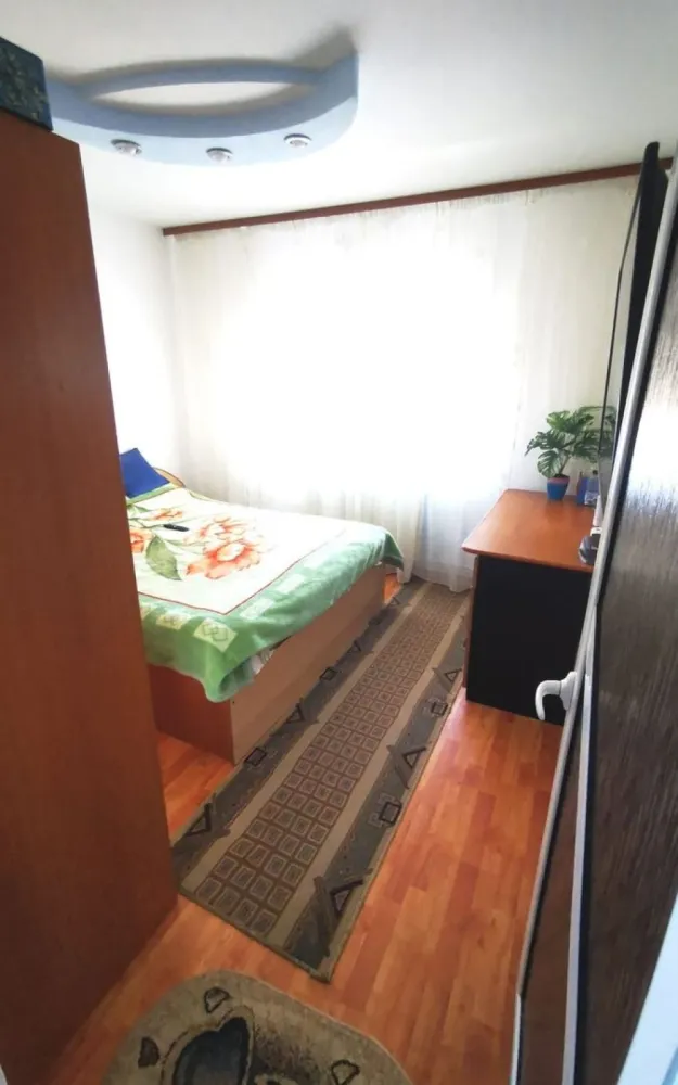 Apartament 2 camere de vânzare – Piața Centrală - Vă propunem spre vânzare un apartament cu 2 camere, situat în zona Piața Centrală, într-un imobil construit în anul 1988. Locuința are o suprafață de 55 mp și este amplasată la etajul 4 din 4. Apartamentul este izolat exterior, oferind un confort termic sporit și eficiență energetică îmbunătățită. Beneficiază de centrală termică proprie și contorizare separată la apă, pentru un control optim al costurilor. Hidroizolația este realizată recent și se află în garanție, oferind siguranță și liniște viitorilor proprietari. Compartimentarea este practică și luminoasă, fiind potrivit atât pentru locuit, cât și pentru investiție. Zona este foarte bună, cu acces rapid la mijloace de transport în comun, piață, școli și alte puncte de interes, oferind confort și accesibilitate pentru întreaga familie. Preț: 65.000 € negociabil. Pentru mai multe detalii sau pentru programarea unei vizionări, nu ezitați să ne contactați. Telefon 0746.252.252 - Liliana Ene, consilier imobiliar Mag Invest }}