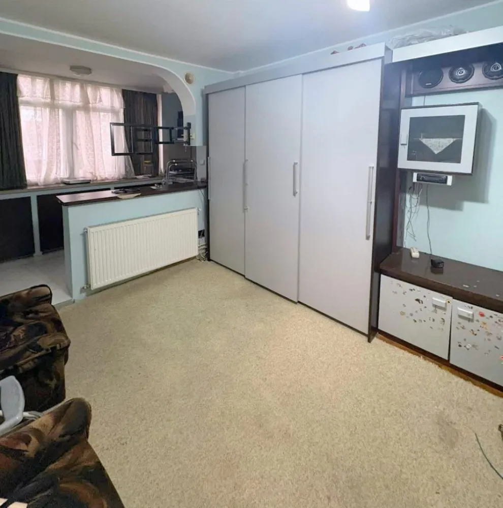 De vanzare apartament cu 2 camere in Tiglina 1, 61.000 euro - Se oferă spre vânzare apartament cu 2 camere semidecomandate, situat în zona Țiglina 1, langa parcu Sahistilor, aproape de piață, într-o locație foarte accesibilă și căutată. Detalii: - Suprafață: 50 mp - Etaj: 2 din 4 - Compartimentare: semidecomandat - Centrală termică proprie - Geamuri termopan - Apartament îngrijit - Se vinde mobilat. Locuința este ideală atât pentru locuit, cât și pentru investiție, având în apropiere magazine, piață, transport public și alte puncte de interes. Se acceptă credit imobiliar. Preț: 61.000 euro (negociabil) Pentru mai multe informații sau vizionări, nu ezitați să ne contactați 0746.252.252 Liliana Ene. }}