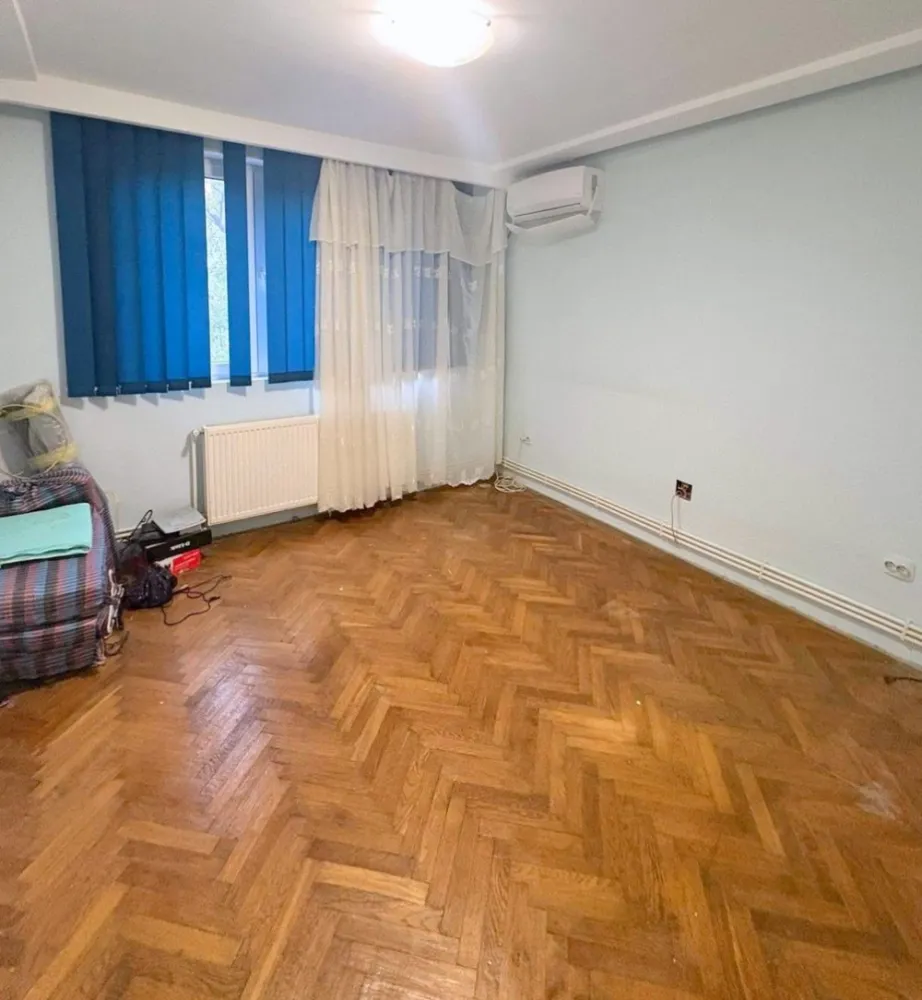 De vanzare apartament cu 2 camere in Tiglina 1, 61.000 euro - Se oferă spre vânzare apartament cu 2 camere semidecomandate, situat în zona Țiglina 1, langa parcu Sahistilor, aproape de piață, într-o locație foarte accesibilă și căutată. Detalii: - Suprafață: 50 mp - Etaj: 2 din 4 - Compartimentare: semidecomandat - Centrală termică proprie - Geamuri termopan - Apartament îngrijit - Se vinde mobilat. Locuința este ideală atât pentru locuit, cât și pentru investiție, având în apropiere magazine, piață, transport public și alte puncte de interes. Se acceptă credit imobiliar. Preț: 61.000 euro (negociabil) Pentru mai multe informații sau vizionări, nu ezitați să ne contactați 0746.252.252 Liliana Ene. }}