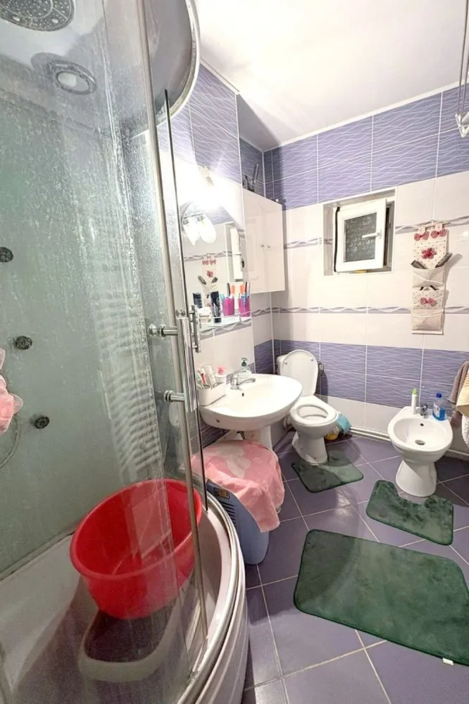 De vanzare apartament cu 3 camere I. C. Frimu, 70.500 euro - Vă propunem spre vânzare un apartament cu 3 camere decomandate, situat în zona I.C. Frimu, într-un bloc construit în anul 1987. Detalii: - Suprafață: 70 mp - Etaj: 4 din 4 - Compartimentare: decomandat - Centrală termică proprie - Geamuri termopan - Izolație exterioară - Rulouri exterioare - 2 aparate de aer condiționat - Hidroizolație refăcută, fără probleme - Apartament îngrijit și bine întreținut Locuința este ideală pentru o familie, fiind amplasată într-o zonă accesibilă, aproape de facilități. Se acceptă credit imobiliar. Preț: 70.500 euro (ușor negociabil) Pentru mai multe detalii sau vizionări, nu ezitați să ne contactați 0746.252.252 Liliana Ene. }}