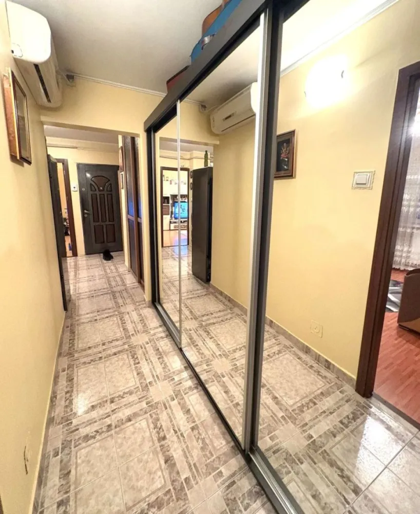 De vanzare apartament cu 3 camere I. C. Frimu, 70.500 euro - Vă propunem spre vânzare un apartament cu 3 camere decomandate, situat în zona I.C. Frimu, într-un bloc construit în anul 1987. Detalii: - Suprafață: 70 mp - Etaj: 4 din 4 - Compartimentare: decomandat - Centrală termică proprie - Geamuri termopan - Izolație exterioară - Rulouri exterioare - 2 aparate de aer condiționat - Hidroizolație refăcută, fără probleme - Apartament îngrijit și bine întreținut Locuința este ideală pentru o familie, fiind amplasată într-o zonă accesibilă, aproape de facilități. Se acceptă credit imobiliar. Preț: 70.500 euro (ușor negociabil) Pentru mai multe detalii sau vizionări, nu ezitați să ne contactați 0746.252.252 Liliana Ene. }}
