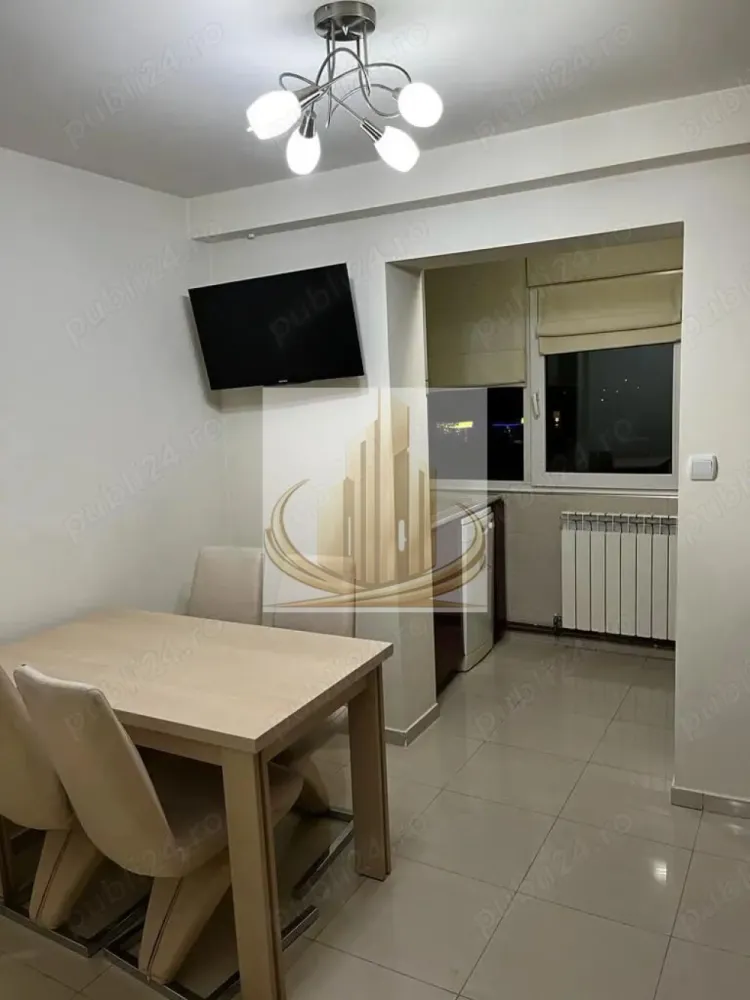 Apartament 3 camere, decomandat, zona Lunei - Grand Mobilis Imobiliare vă propune spre vanzare, un apartament cu 3 camere, spațios și bine compartimentat, situat în zona Lunei, una dintre cele mai apreciate zone ale Timișoarei, datorită accesului rapid către Complexul Studențesc și principalele puncte de interes ale orașului. Cu o suprafață utilă de 70 mp, locuința este complet decomandată, oferind un confort ridicat atât pentru o familie, cât și pentru viitori chiriași. Apartamentul este amplasat la etajul 4 din 5, într-un imobil construit în anul 1990, prevăzut cu acoperiș, ceea ce contribuie la o izolație termică mai bună. Compartimentarea este practică și echilibrată: un hol generos la intrare, bucătărie separată, living luminos și spațios, două dormitoare confortabile, două băi și o terasă ideală pentru relaxare. Fiecare spațiu este gândit pentru a oferi funcționalitate și intimitate. Proprietatea se vinde complet mobilată și utilată, exact ca în fotografii, fiind pregătită pentru mutare imediată sau pentru a fi închiriată fără investiții suplimentare. Apartamentul dispune de centrală termică proprie pe gaz, încălzire prin calorifere și aer condiționat, asigurând confort pe tot parcursul anului. Unul dintre principalele avantaje ale acestei proprietăți este zona: la doar câteva minute de Complexul Studențesc, Piața Traian, magazine precum Profi, Lidl, Carrefour sau Kaufland, dar și de stații de transport în comun, farmacii și alte facilități esențiale. Locația este foarte bine conectată, oferind acces rapid către centrul orașului și universități. Datorită poziționării și compartimentării, apartamentul reprezintă o alegere excelentă atât pentru locuință proprie, cât și pentru investiție, zona fiind una cu cerere ridicată pe piața chiriilor. Pentru mai multe informații sau pentru a programa o vizionare, vă invităm să ne contactați. ID Intern: CP3050716