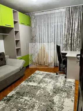 Apartament 3 camere, decomandat, zona Lunei