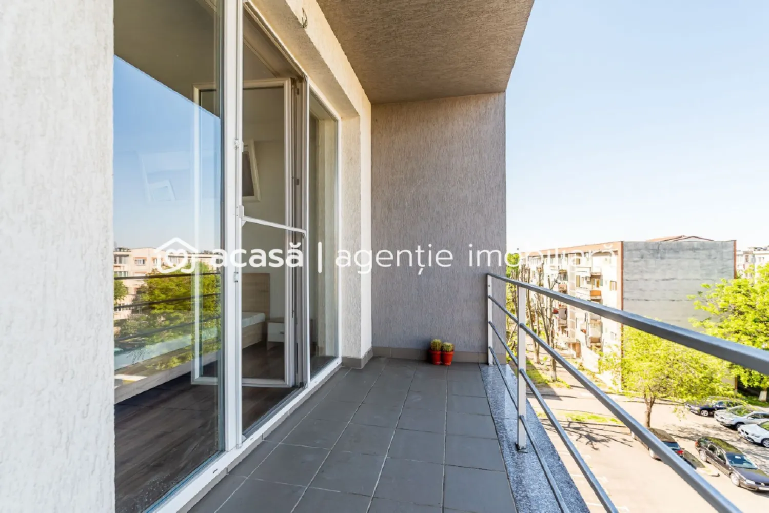 3 Camere | 3 Balcoane | Stil de viață, nu doar un apartament - Locație: Zona Lacului Pădurice, Arad (Central/Ultracentral) Preț: 145.000 € | COMISION 0% Ești la câteva minute de mers pe jos de principalele puncte de interes ale Aradului, universități și facilități urbane, dar te bucuri de aerul curat și atmosfera relaxată a zonei verzi de la Pădurice, într-un bloc nou, apartamentul reprezintă atât un cămin ideal pentru o familie, cât și o investiție inteligentă pe termen lung. Specificații de top: Compartimentare: 3 Camere spațioase, decomandate inteligent. Băi: 2 băi moderne (eliminăm stresul pregătirilor de dimineață). Outdoor: 3 Balcoane private – spațiul tău de relaxare pentru cafeaua de dimineață sau apusuri lângă lac. Poziționare: etaj 4 din 5 (balanța perfectă între priveliște și accesibilitate). Eficiență: bloc izolat termic, construcție nouă, costuri de întreținere optimizate. Confort: lift modern și silențios. Plusul care face diferența: locul de parcare (NU este inclus în prețul de listare) Știm cât de prețioasă este parcarea în zona centrală. Această proprietate îți oferă opțiunea de a achiziționa un loc de parcare privat, astfel încât singura ta grijă la întoarcerea acasă să fie relaxarea. Ești gata pentru o vizionare? Nu lăsa pe mâine o decizie care îți poate schimba calitatea vieții. Proprietățile echilibrate în această zonă se vând rapid. 📞 Contactează-mă acum: Sebastian Nica 0722 252 639 Hai să transformăm acest apartament în noul tău "Acasă"! Nu dispui de toată suma? Te ajutăm noi gratuit! Îți obținem oferte de la 16 bănci. Ai o proprietate de vânzare în Arad și vrei să știi cât valorează cu adevărat? Sună-mă pentru o evaluare gratuită, fără obligații. Birou: ACASĂ | Agenție imobiliară Arad Bulevardul Decebal 2, Arad 310133
