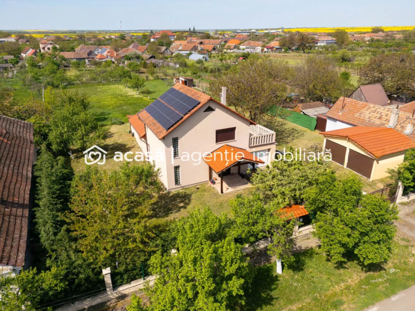 Vanzare Casa Noua Independenta Energetic în Stil Italian – Paulis - Descoperiți eleganța și confortul unei case deosebite cu etaj, situată în inima zonei Păuliș, unde aerul curat și peisajele pitorești vă vor încânta zi de zi! Construcția este finalizată în 2023-2024. Comision la cumpărare 0%. Detalii proprietate: Tip: Vila nouă, stil italian- multe materiale folosite la finisaje fiind italiene Suprafață: 262 mp construiți ; Generoasă, ideală pentru o familie Camere: Spațioase și luminoase, cu finisaje de înaltă calitate Grădină: Perfectă pentru relaxare și petrecerea timpului liber și chiar pentru activități agricole Încălzire: Dotată cu pompă de căldură cu încălzirea prin pardoseală și aer condiționat asigurând confort pe tot parcursul anului Garaj: Inclus în casă, plus o clădire separată pentru 2 mașini Mobilier: Se vinde complet mobilată și utilată, gata să vă întâmpine Energie electrică; Panouri fotovoltaice de 9kw prosumator Această vilă nu este doar o casă, ci un loc unde visele devin realitate. Fiecare detaliu a fost gândit pentru a oferi confort și stil, iar atmosfera de aici vă va face să vă simțiți acasă din prima clipă. Nu rata ocazia de a transforma această proprietate în căminul tău sau în casav ta de vacanță! Contactează-mă pentru mai multe detalii sau pentru a programa o vizionare. 📞 Contact: 0724 694 458 Dorel Vereș consultant imobiliar Acasă Arad 📧 Email: dorel.veres@acasaarad.ro Fiecare zi este o nouă oportunitate de a face un pas spre visul tău! ✨ Nu dispui de toată suma? Te ajutăm noi gratuit! Îți obținem oferte de la 16 bănci. Ai o proprietate de vânzare în Arad și vrei să știi cât valorează cu adevărat? Sună-mă pentru o evaluare gratuită, fără obligații. Birou: ACASĂ | Agenție imobiliară Arad Bulevardul Decebal 2, Arad 310133