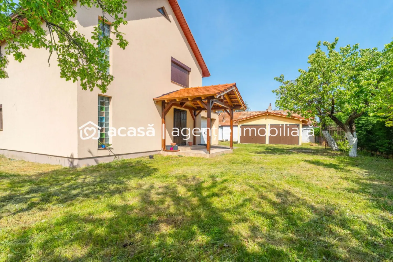 Vanzare Casa Noua Independenta Energetic în Stil Italian – Paulis - Descoperiți eleganța și confortul unei case deosebite cu etaj, situată în inima zonei Păuliș, unde aerul curat și peisajele pitorești vă vor încânta zi de zi! Construcția este finalizată în 2023-2024. Comision la cumpărare 0%. Detalii proprietate: Tip: Vila nouă, stil italian- multe materiale folosite la finisaje fiind italiene Suprafață: 262 mp construiți ; Generoasă, ideală pentru o familie Camere: Spațioase și luminoase, cu finisaje de înaltă calitate Grădină: Perfectă pentru relaxare și petrecerea timpului liber și chiar pentru activități agricole Încălzire: Dotată cu pompă de căldură cu încălzirea prin pardoseală și aer condiționat asigurând confort pe tot parcursul anului Garaj: Inclus în casă, plus o clădire separată pentru 2 mașini Mobilier: Se vinde complet mobilată și utilată, gata să vă întâmpine Energie electrică; Panouri fotovoltaice de 9kw prosumator Această vilă nu este doar o casă, ci un loc unde visele devin realitate. Fiecare detaliu a fost gândit pentru a oferi confort și stil, iar atmosfera de aici vă va face să vă simțiți acasă din prima clipă. Nu rata ocazia de a transforma această proprietate în căminul tău sau în casav ta de vacanță! Contactează-mă pentru mai multe detalii sau pentru a programa o vizionare. 📞 Contact: 0724 694 458 Dorel Vereș consultant imobiliar Acasă Arad 📧 Email: dorel.veres@acasaarad.ro Fiecare zi este o nouă oportunitate de a face un pas spre visul tău! ✨ Nu dispui de toată suma? Te ajutăm noi gratuit! Îți obținem oferte de la 16 bănci. Ai o proprietate de vânzare în Arad și vrei să știi cât valorează cu adevărat? Sună-mă pentru o evaluare gratuită, fără obligații. Birou: ACASĂ | Agenție imobiliară Arad Bulevardul Decebal 2, Arad 310133 }}