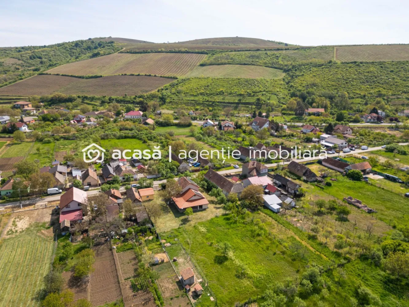 Vanzare Casa Noua Independenta Energetic în Stil Italian – Paulis - Descoperiți eleganța și confortul unei case deosebite cu etaj, situată în inima zonei Păuliș, unde aerul curat și peisajele pitorești vă vor încânta zi de zi! Construcția este finalizată în 2023-2024. Comision la cumpărare 0%. Detalii proprietate: Tip: Vila nouă, stil italian- multe materiale folosite la finisaje fiind italiene Suprafață: 262 mp construiți ; Generoasă, ideală pentru o familie Camere: Spațioase și luminoase, cu finisaje de înaltă calitate Grădină: Perfectă pentru relaxare și petrecerea timpului liber și chiar pentru activități agricole Încălzire: Dotată cu pompă de căldură cu încălzirea prin pardoseală și aer condiționat asigurând confort pe tot parcursul anului Garaj: Inclus în casă, plus o clădire separată pentru 2 mașini Mobilier: Se vinde complet mobilată și utilată, gata să vă întâmpine Energie electrică; Panouri fotovoltaice de 9kw prosumator Această vilă nu este doar o casă, ci un loc unde visele devin realitate. Fiecare detaliu a fost gândit pentru a oferi confort și stil, iar atmosfera de aici vă va face să vă simțiți acasă din prima clipă. Nu rata ocazia de a transforma această proprietate în căminul tău sau în casav ta de vacanță! Contactează-mă pentru mai multe detalii sau pentru a programa o vizionare. 📞 Contact: 0724 694 458 Dorel Vereș consultant imobiliar Acasă Arad 📧 Email: dorel.veres@acasaarad.ro Fiecare zi este o nouă oportunitate de a face un pas spre visul tău! ✨ Nu dispui de toată suma? Te ajutăm noi gratuit! Îți obținem oferte de la 16 bănci. Ai o proprietate de vânzare în Arad și vrei să știi cât valorează cu adevărat? Sună-mă pentru o evaluare gratuită, fără obligații. Birou: ACASĂ | Agenție imobiliară Arad Bulevardul Decebal 2, Arad 310133 }}