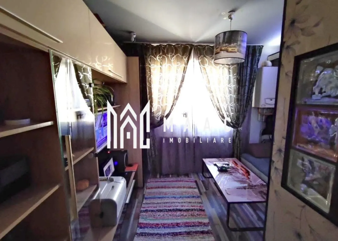 Apartament 2 camere | Mobilat și utilat | 44 mp utili | Lazaret - Maac Imobiliare prezintă un apartament tip mansardă, eficient compartimentat, ideal pentru locuire sau investiție, situat în zona Lazaret, una dintre cele mai accesibile zone ale orașului. Locuința are o suprafață utilă de 44 mp și este dispusă pe două niveluri: * la primul nivel regăsim livingul, bucătăria separată, holul și baia; * la etaj se află un dormitor matrimonial elegant, bine delimitat și primitor. Apartamentul beneficiază de centrală termică proprie, calorifere și ferestre cu geam termopan, oferind confort termic pe tot parcursul anului. Se vinde complet mobilat și utilat, exact ca în fotografii, fiind pregătit pentru mutare imediată, fără investiții suplimentare. Poziționarea este un mare avantaj – în imediata apropiere regăsim stații de autobuz, magazine precum Profi, școli, supermarketuri, acces facil către zona centrală, platforme industriale și autostradă. Imobilul reprezintă o alegere potrivită atât pentru locuit, cât și pentru investiție, datorită compartimentării practice și a amplasării excelente. Pentru mai multe informații și pentru a programa o vizionare, nu ezitați să contactați specificand ID: CP3050809