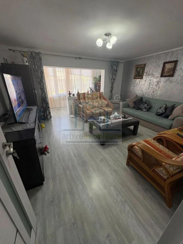 Apartament 3 camere decomandat, – Pantelimon, Ilfov | Parcare + boxă - Agentia ArhireImobiliare va ofera spre vanzare un apartament spațios de 3 camere, decomandat, situat în Pantelimon-Ilfov, la parterul unui imobil cu regim de înălțime P+2, construit în anul 1987. Locuința are o suprafață utilă de 75.45 mp, la care se adaugă două balcoane generoase (4.00 mp și 4.83 mp), rezultând o suprafață totală de aproximativ 94.9 mp, plus boxă la subsol. Apartamentul a fost renovat complet în anul 2024, beneficiind de instalații electrice și sanitare noi, finisaje moderne (gresie, faianță, parchet), uși interioare schimbate și un design contemporan, fiind pregătit pentru mutare imediată. Apartamentul beneficiaza de centrala termica. Compartimentare: Living spațios (se predă nemobilat) 2 dormitoare (cu dressinguri incluse) Bucătărie mobilată și utilată (aragaz, frigider, cuptor, hotă, cuptor cu microunde) Baie complet mobilată și utilată Hol generos cu spații de depozitare 2 balcoane Boxă la subsol Dotări și avantaje: Loc de parcare alocat de primărie Bloc și scară bine întreținute Clasă energetică B Corpuri de iluminat incluse Zonă liniștită, cu acces facil Localizare excelentă: 3–5 minute: grădiniță, școală, piață, supermarket, parc 3–4 minute: mijloace de transport în comun 15–18 minute de mers : metrou Pantelimon 2 minute: primărie Apartamentul este ideal pentru o familie sau pentru cei care își doresc o locuință spațioasă, complet renovată, într-o zonă accesibilă și în dezvoltare. Preț: 111.000 € Usor Negociabil. Se accepta Credit Ipotecar Pentru mai multe detalii și programarea unei vizionări, vă stăm la dispoziție.