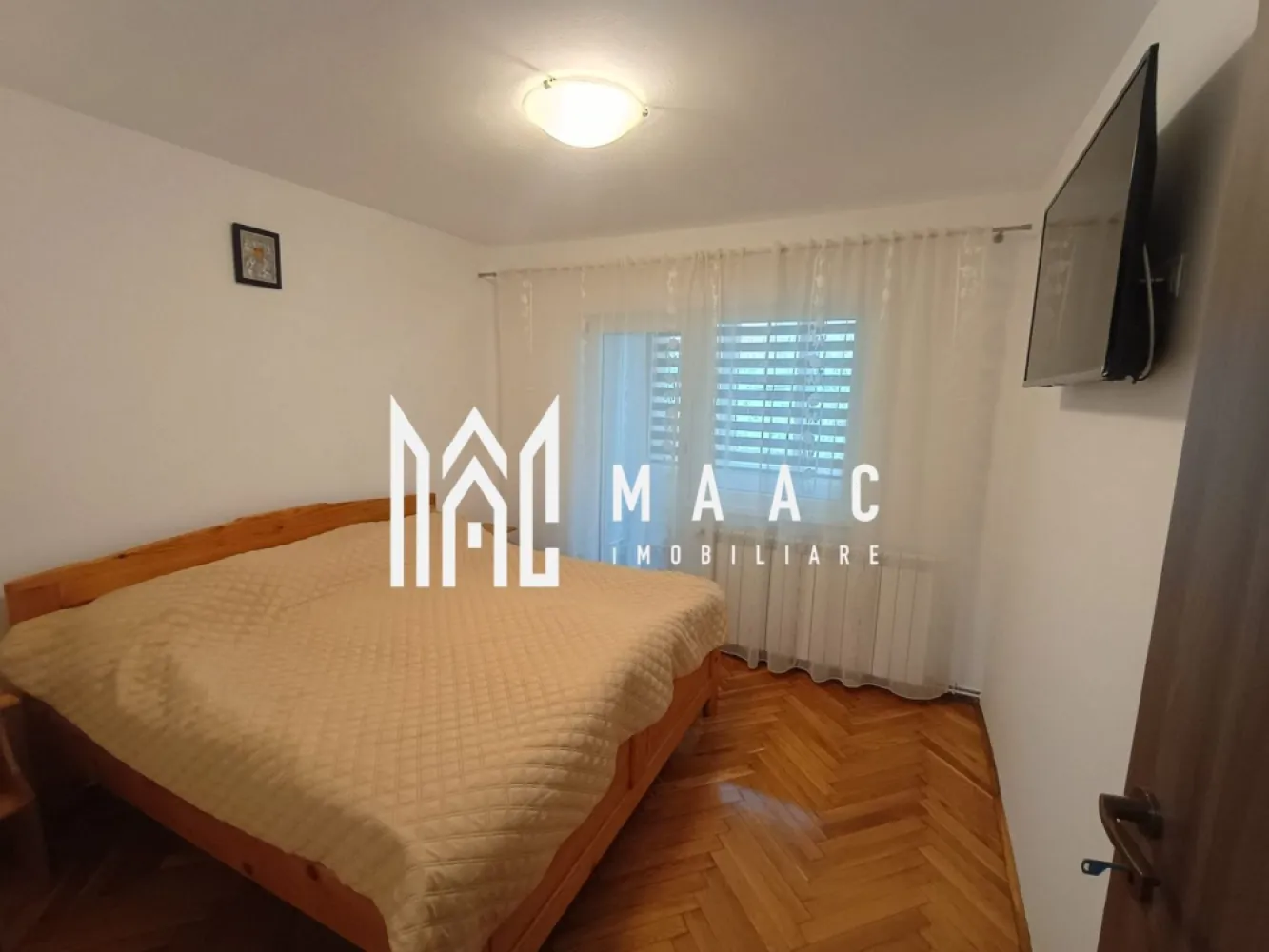 Apartament de vânzare I 3 camere I 70 MPU I 2 balcoane I Pivniță I Valea Aurie - MAAC Imobiliare va propune spre vanzare un apartament spațios și complet renovat, situat într-una dintre cele mai apreciate zone rezidențiale din Sibiu – Valea Aurie, aproape de zone verzi, magazine, școli și mijloace de transport.
Locuința este ideală pentru o familie sau pentru investiție, oferind confort, compartimentare eficientă și finisaje de calitate.

Detalii generale:

Suprafață utilă totală: 70 MPU
Compartimentare: decomandată
Confort: 1
Etaj: 1
Apartament izolat termic

Compartimentare:

2 dormitoare complet mobilate, cu parchet din lemn masiv de stejar
Living spațios, complet mobilat cu mobilier din lemn masiv de cireș și parchet din stejar
Bucătărie complet mobilată și utilată, dotată cu centrală termică nouă
Baie cu cabină de duș
Hol mare + hol mic
2 balcoane închise, izolate cu vată bazaltică de 12 cm și tâmplărie PVC VEKA tripan

Îmbunătățiri și dotări:

Pivniță: 7,2 mp
Renovare completă realizată în anul 2024
Instalație electrică nouă
Instalație de încălzire nouă + centrală termică nouă
Geamuri termopan VEKA tripan
Uși interioare noi din MDF
Mobilier nou din PAL (grosime 1,5 cm)
Parchet din lemn masiv în toate camerele

Apartamentul se remarcă prin calitatea finisajelor, poziționarea excelentă și compartimentarea practică, fiind pregătit pentru mutare imediată fără alte investiții necesare.
Pentru mai multe detalii si programarea unei vizionari va rugam sa specificati ID: CP3051559.