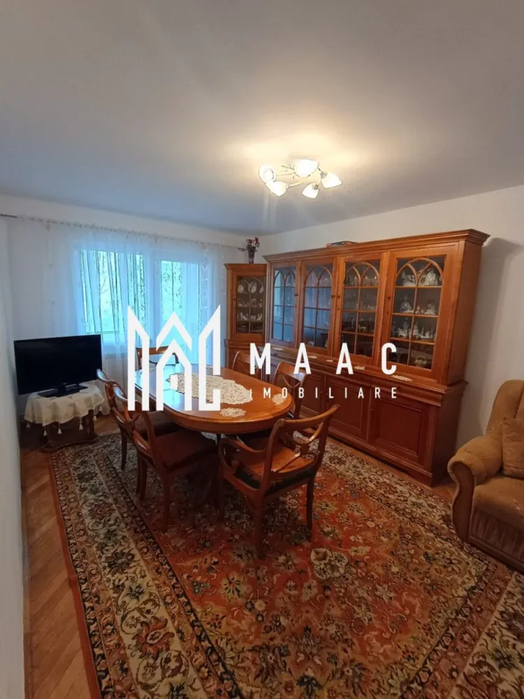 Apartament de vânzare I 3 camere I 70 MPU I 2 balcoane I Pivniță I Valea Aurie - MAAC Imobiliare va propune spre vanzare un apartament spațios și complet renovat, situat într-una dintre cele mai apreciate zone rezidențiale din Sibiu – Valea Aurie, aproape de zone verzi, magazine, școli și mijloace de transport.
Locuința este ideală pentru o familie sau pentru investiție, oferind confort, compartimentare eficientă și finisaje de calitate.

Detalii generale:

Suprafață utilă totală: 70 MPU
Compartimentare: decomandată
Confort: 1
Etaj: 1
Apartament izolat termic

Compartimentare:

2 dormitoare complet mobilate, cu parchet din lemn masiv de stejar
Living spațios, complet mobilat cu mobilier din lemn masiv de cireș și parchet din stejar
Bucătărie complet mobilată și utilată, dotată cu centrală termică nouă
Baie cu cabină de duș
Hol mare + hol mic
2 balcoane închise, izolate cu vată bazaltică de 12 cm și tâmplărie PVC VEKA tripan

Îmbunătățiri și dotări:

Pivniță: 7,2 mp
Renovare completă realizată în anul 2024
Instalație electrică nouă
Instalație de încălzire nouă + centrală termică nouă
Geamuri termopan VEKA tripan
Uși interioare noi din MDF
Mobilier nou din PAL (grosime 1,5 cm)
Parchet din lemn masiv în toate camerele

Apartamentul se remarcă prin calitatea finisajelor, poziționarea excelentă și compartimentarea practică, fiind pregătit pentru mutare imediată fără alte investiții necesare.
Pentru mai multe detalii si programarea unei vizionari va rugam sa specificati ID: CP3051559.