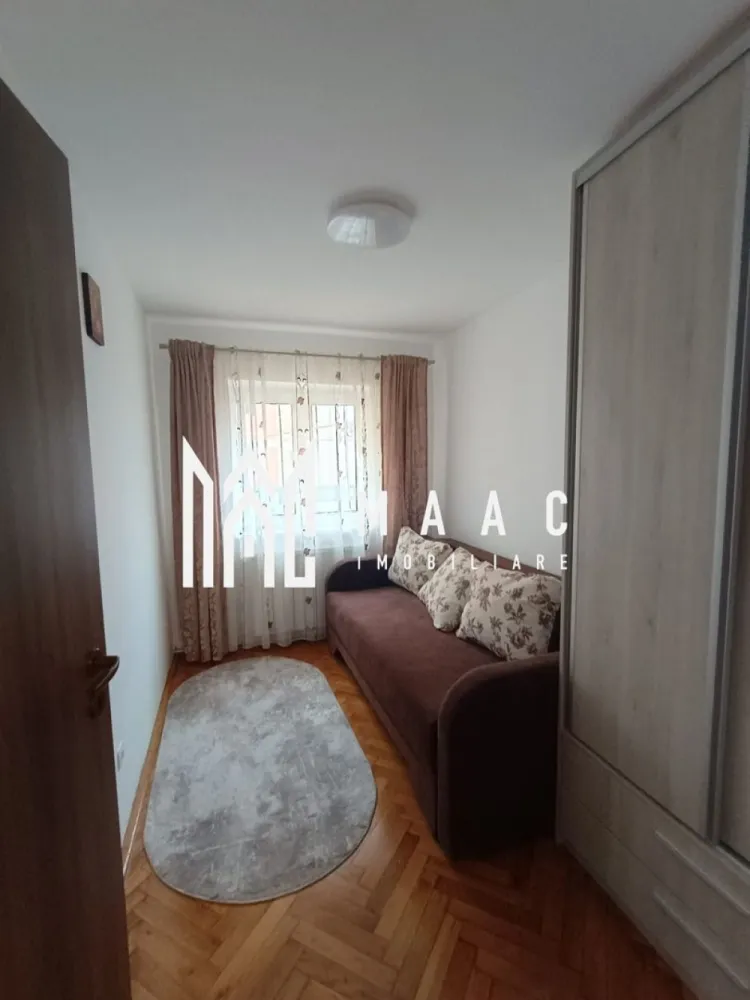 Apartament de vânzare I 3 camere I 70 MPU I 2 balcoane I Pivniță I Valea Aurie - MAAC Imobiliare va propune spre vanzare un apartament spațios și complet renovat, situat într-una dintre cele mai apreciate zone rezidențiale din Sibiu – Valea Aurie, aproape de zone verzi, magazine, școli și mijloace de transport.
Locuința este ideală pentru o familie sau pentru investiție, oferind confort, compartimentare eficientă și finisaje de calitate.

Detalii generale:

Suprafață utilă totală: 70 MPU
Compartimentare: decomandată
Confort: 1
Etaj: 1
Apartament izolat termic

Compartimentare:

2 dormitoare complet mobilate, cu parchet din lemn masiv de stejar
Living spațios, complet mobilat cu mobilier din lemn masiv de cireș și parchet din stejar
Bucătărie complet mobilată și utilată, dotată cu centrală termică nouă
Baie cu cabină de duș
Hol mare + hol mic
2 balcoane închise, izolate cu vată bazaltică de 12 cm și tâmplărie PVC VEKA tripan

Îmbunătățiri și dotări:

Pivniță: 7,2 mp
Renovare completă realizată în anul 2024
Instalație electrică nouă
Instalație de încălzire nouă + centrală termică nouă
Geamuri termopan VEKA tripan
Uși interioare noi din MDF
Mobilier nou din PAL (grosime 1,5 cm)
Parchet din lemn masiv în toate camerele

Apartamentul se remarcă prin calitatea finisajelor, poziționarea excelentă și compartimentarea practică, fiind pregătit pentru mutare imediată fără alte investiții necesare.
Pentru mai multe detalii si programarea unei vizionari va rugam sa specificati ID: CP3051559.