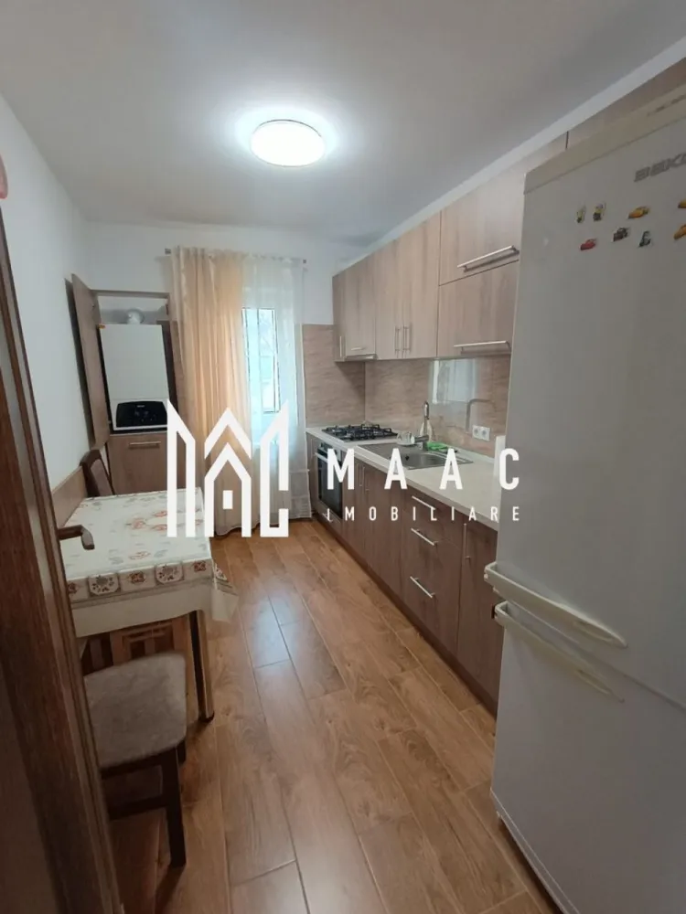 Apartament de vânzare I 3 camere I 70 MPU I 2 balcoane I Pivniță I Valea Aurie - MAAC Imobiliare va propune spre vanzare un apartament spațios și complet renovat, situat într-una dintre cele mai apreciate zone rezidențiale din Sibiu – Valea Aurie, aproape de zone verzi, magazine, școli și mijloace de transport.
Locuința este ideală pentru o familie sau pentru investiție, oferind confort, compartimentare eficientă și finisaje de calitate.

Detalii generale:

Suprafață utilă totală: 70 MPU
Compartimentare: decomandată
Confort: 1
Etaj: 1
Apartament izolat termic

Compartimentare:

2 dormitoare complet mobilate, cu parchet din lemn masiv de stejar
Living spațios, complet mobilat cu mobilier din lemn masiv de cireș și parchet din stejar
Bucătărie complet mobilată și utilată, dotată cu centrală termică nouă
Baie cu cabină de duș
Hol mare + hol mic
2 balcoane închise, izolate cu vată bazaltică de 12 cm și tâmplărie PVC VEKA tripan

Îmbunătățiri și dotări:

Pivniță: 7,2 mp
Renovare completă realizată în anul 2024
Instalație electrică nouă
Instalație de încălzire nouă + centrală termică nouă
Geamuri termopan VEKA tripan
Uși interioare noi din MDF
Mobilier nou din PAL (grosime 1,5 cm)
Parchet din lemn masiv în toate camerele

Apartamentul se remarcă prin calitatea finisajelor, poziționarea excelentă și compartimentarea practică, fiind pregătit pentru mutare imediată fără alte investiții necesare.
Pentru mai multe detalii si programarea unei vizionari va rugam sa specificati ID: CP3051559.