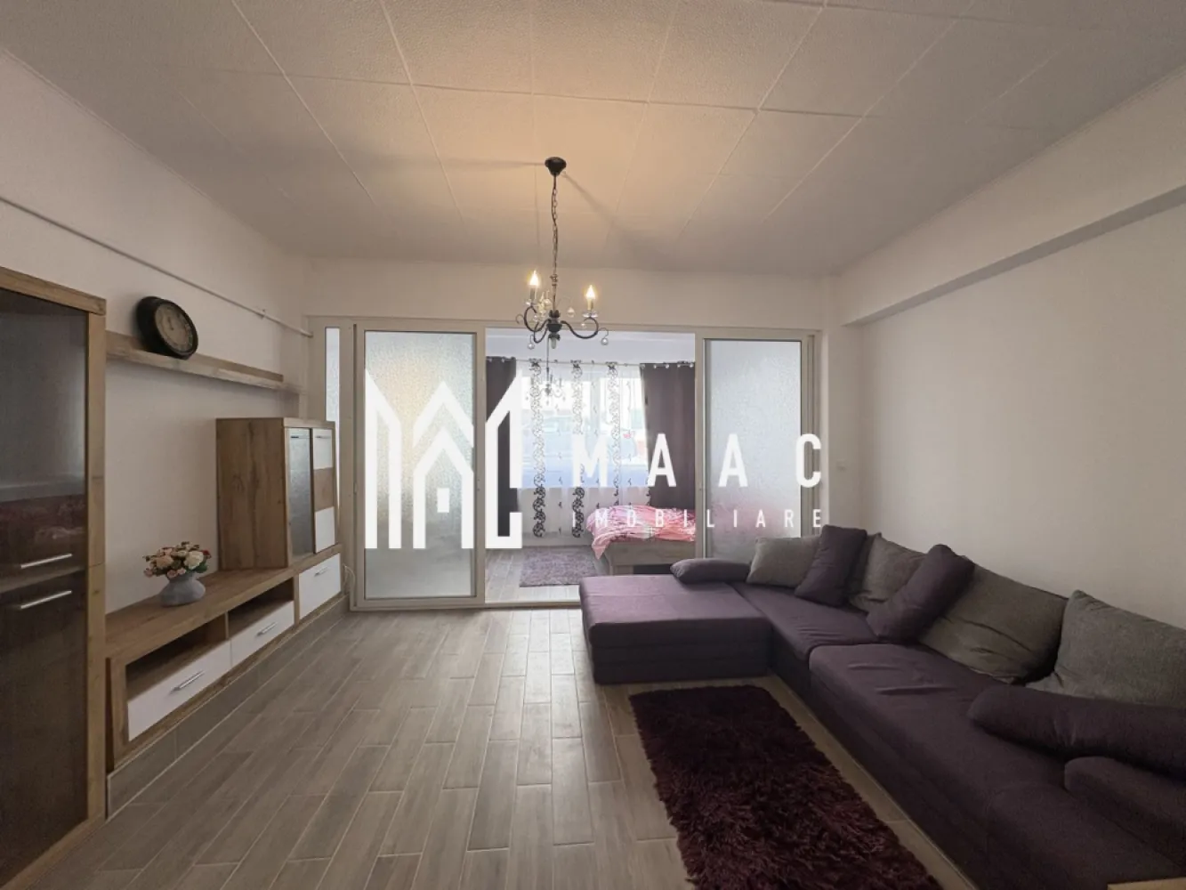 Apartament 3 camere I 77 mp I Parter I Demisol I Strand - MAAC Imobiliare vă propune spre vânzare un apartament spațios și versatil, situat în zona Ștrand, amplasat la semi demisol, ideal atât pentru locuință, cât și pentru desfășurarea unei activități comerciale. Imobilul are o suprafață utilă de 77 mp și este compartimentat eficient în 3 camere: living generos, 2 dormitoare, baie, bucătărie separată și hol. Apartamentul este amenajat frumos, îngrijit și pregătit pentru mutare imediată. Datorită poziționării și compartimentării practice, proprietatea reprezintă o alegere excelentă atât pentru locuit, cât și pentru birou, salon, cabinet sau alte activități comerciale. Totul la un super preț de doar 106.000 €! Pentru mai multe detalii și programarea unei vizionări precizati ca ati vazut anuntul cu ID CP3050690 }}