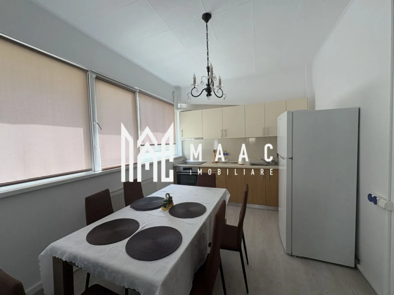 Apartament 3 camere I 77 mp I Parter I Demisol I Strand - MAAC Imobiliare vă propune spre vânzare un apartament spațios și versatil, situat în zona Ștrand, amplasat la semi demisol, ideal atât pentru locuință, cât și pentru desfășurarea unei activități comerciale. Imobilul are o suprafață utilă de 77 mp și este compartimentat eficient în 3 camere: living generos, 2 dormitoare, baie, bucătărie separată și hol. Apartamentul este amenajat frumos, îngrijit și pregătit pentru mutare imediată. Datorită poziționării și compartimentării practice, proprietatea reprezintă o alegere excelentă atât pentru locuit, cât și pentru birou, salon, cabinet sau alte activități comerciale. Totul la un super preț de doar 106.000 €! Pentru mai multe detalii și programarea unei vizionări precizati ca ati vazut anuntul cu ID CP3050690 }}
