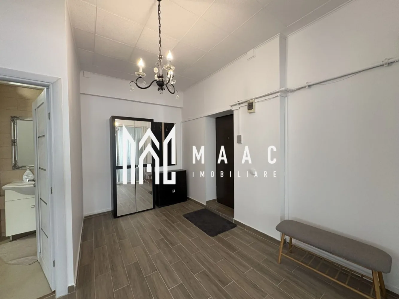 Apartament 3 camere I 77 mp I Parter I Demisol I Strand - MAAC Imobiliare vă propune spre vânzare un apartament spațios și versatil, situat în zona Ștrand, amplasat la semi demisol, ideal atât pentru locuință, cât și pentru desfășurarea unei activități comerciale. Imobilul are o suprafață utilă de 77 mp și este compartimentat eficient în 3 camere: living generos, 2 dormitoare, baie, bucătărie separată și hol. Apartamentul este amenajat frumos, îngrijit și pregătit pentru mutare imediată. Datorită poziționării și compartimentării practice, proprietatea reprezintă o alegere excelentă atât pentru locuit, cât și pentru birou, salon, cabinet sau alte activități comerciale. Totul la un super preț de doar 106.000 €! Pentru mai multe detalii și programarea unei vizionări precizati ca ati vazut anuntul cu ID CP3050690 }}
