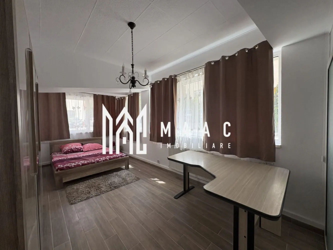 Apartament 3 camere I 77 mp I Parter I Demisol I Strand - MAAC Imobiliare vă propune spre vânzare un apartament spațios și versatil, situat în zona Ștrand, amplasat la semi demisol, ideal atât pentru locuință, cât și pentru desfășurarea unei activități comerciale. Imobilul are o suprafață utilă de 77 mp și este compartimentat eficient în 3 camere: living generos, 2 dormitoare, baie, bucătărie separată și hol. Apartamentul este amenajat frumos, îngrijit și pregătit pentru mutare imediată. Datorită poziționării și compartimentării practice, proprietatea reprezintă o alegere excelentă atât pentru locuit, cât și pentru birou, salon, cabinet sau alte activități comerciale. Totul la un super preț de doar 106.000 €! Pentru mai multe detalii și programarea unei vizionări precizati ca ati vazut anuntul cu ID CP3050690 }}